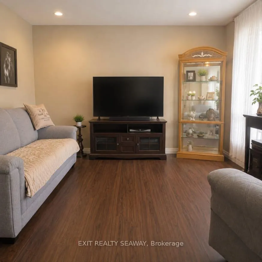 Photo 2 of 320 Balmoral Avenue, Cornwall — HOMEH