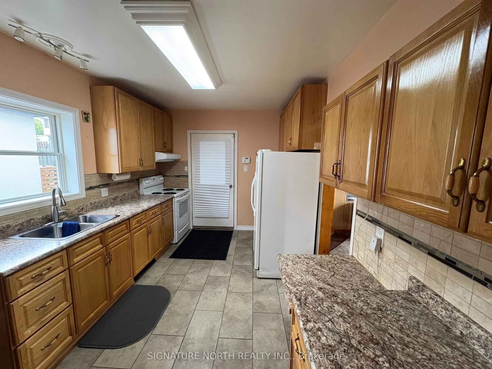 Photo 2 of 390 Ambrose, Thunder Bay, Court / Cumberland — HOMEH