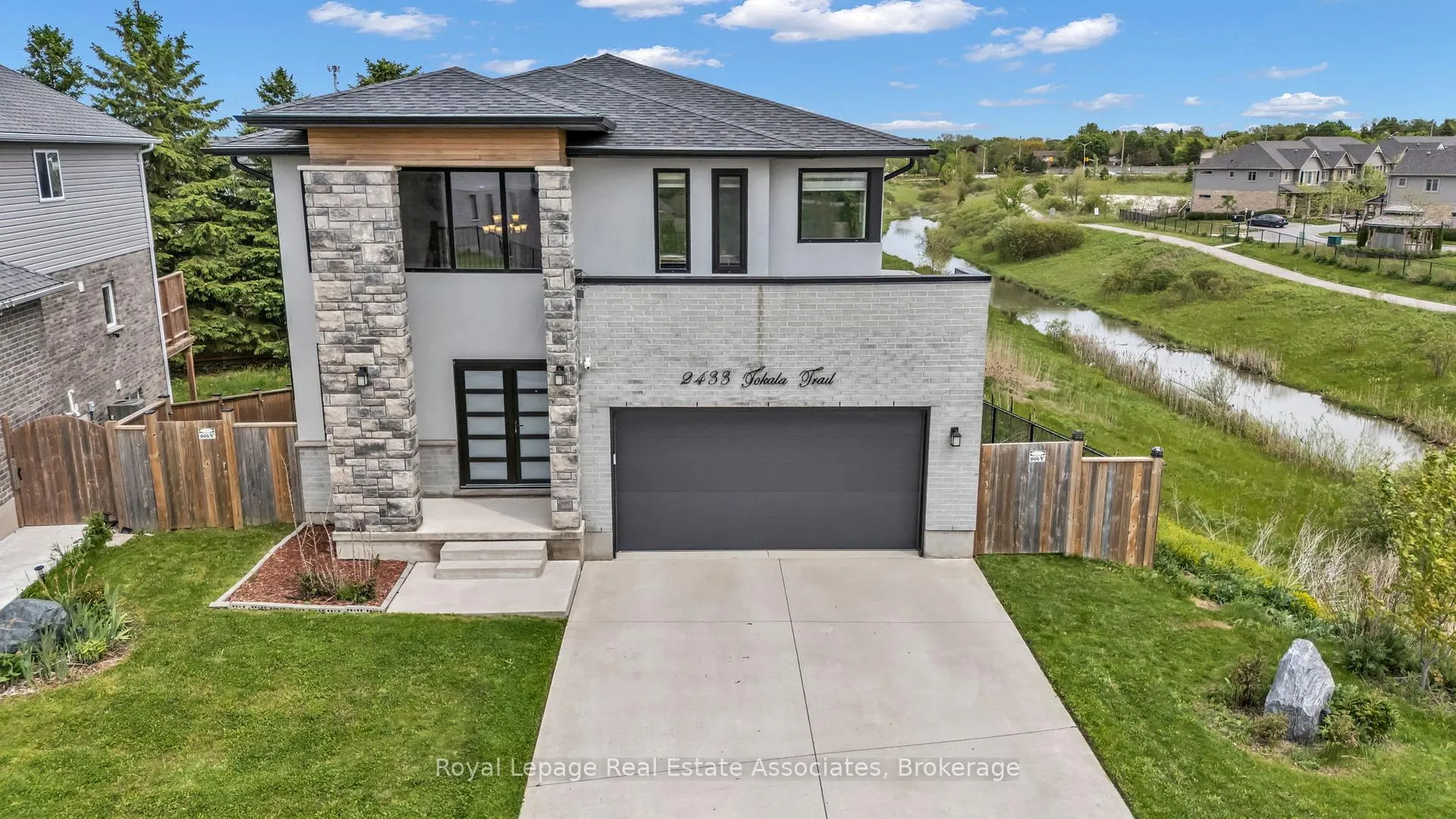 Photo 4 of 2433 Tokala Trail, London, North S — HOMEH