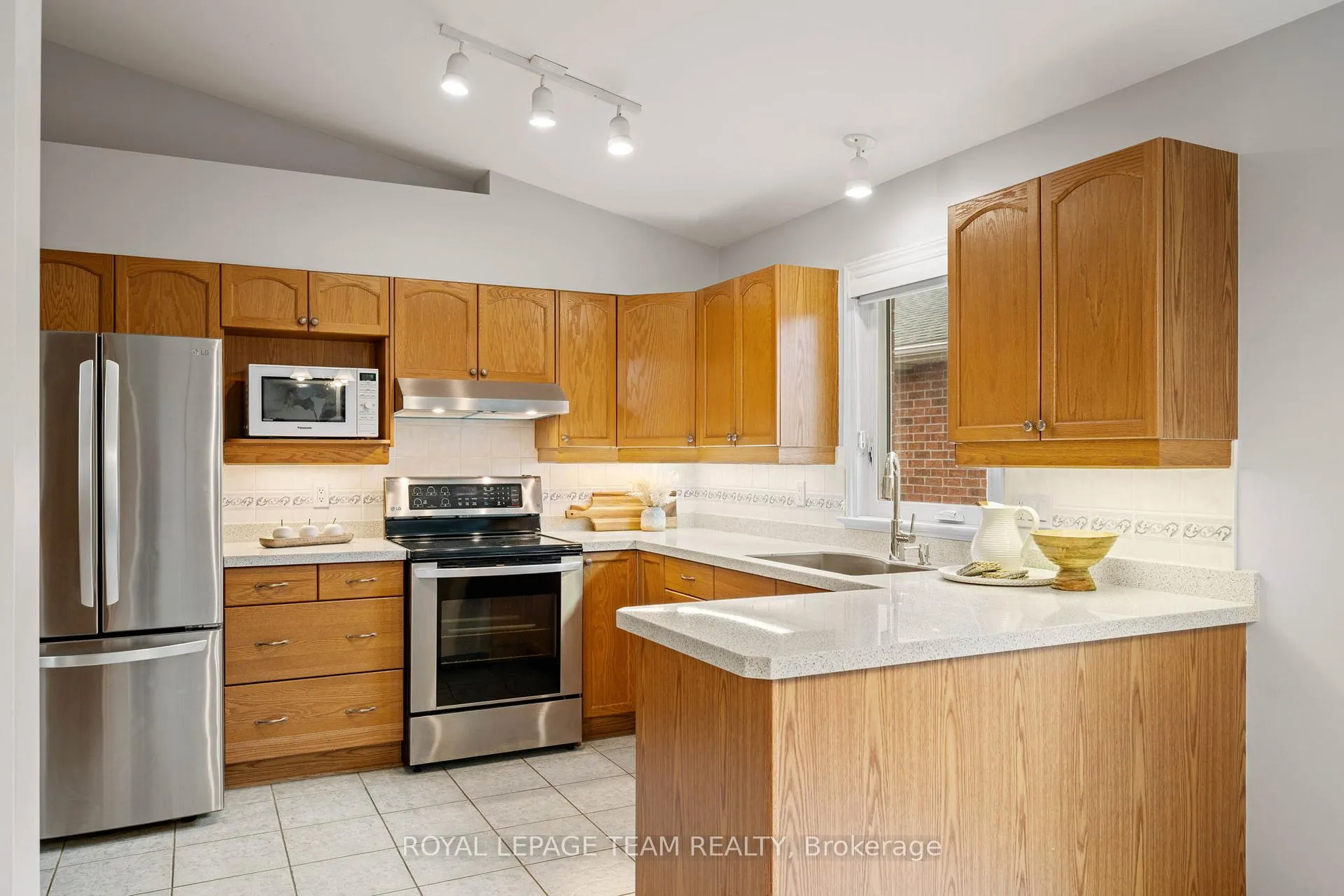 Photo 5 of 47 Stowgrass Crescent, Ottawa, Stittsville (Central) — HOMEH