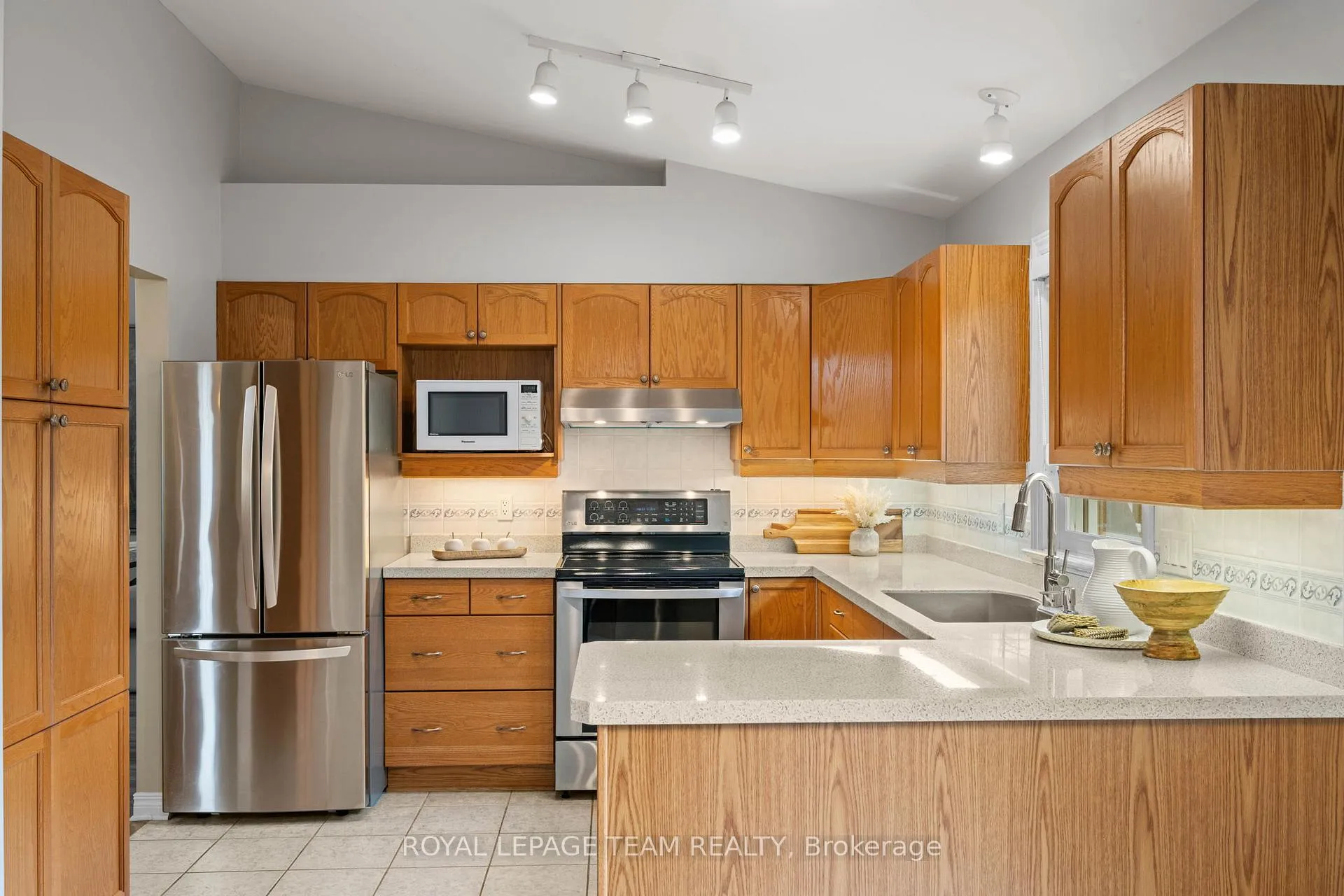 Photo 6 of 47 Stowgrass Crescent, Ottawa, Stittsville (Central) — HOMEH