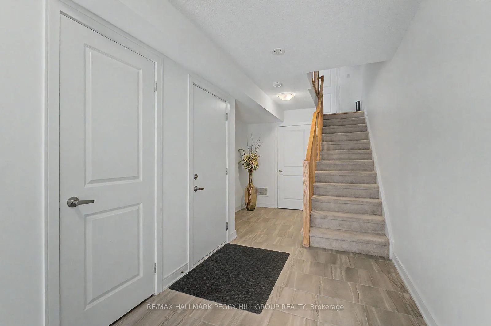 Photo 2 of 30 Red Maple Lane, Barrie, Innis-Shore — HOMEH