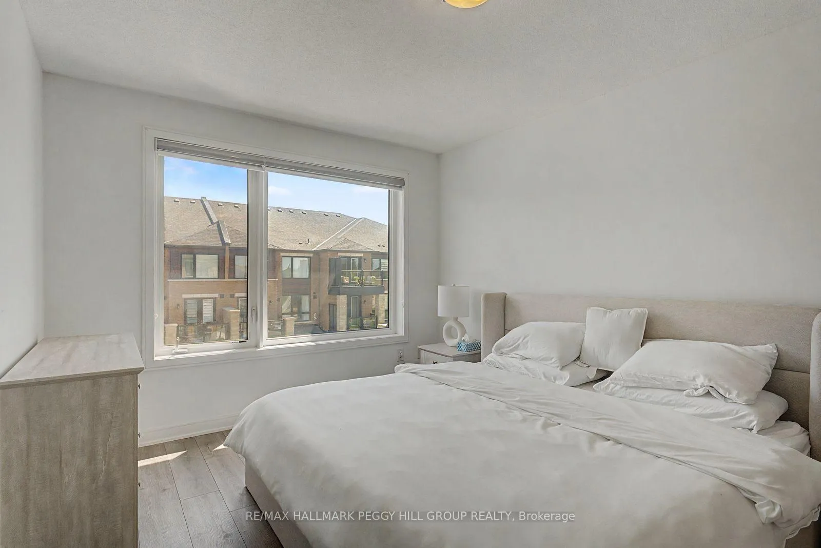Photo 8 of 30 Red Maple Lane, Barrie, Innis-Shore — HOMEH