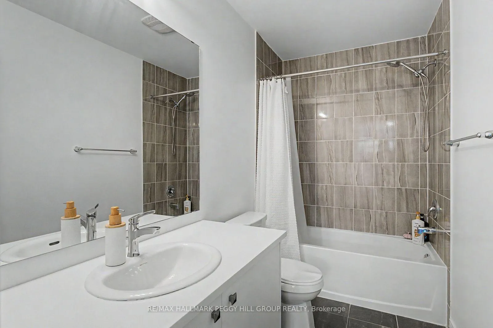 Photo 10 of 30 Red Maple Lane, Barrie, Innis-Shore — HOMEH