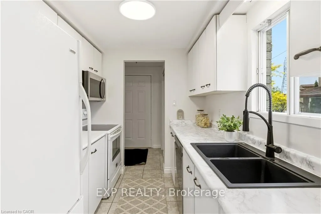 Photo 10 of 45 Catalina Court, Kitchener — HOMEH