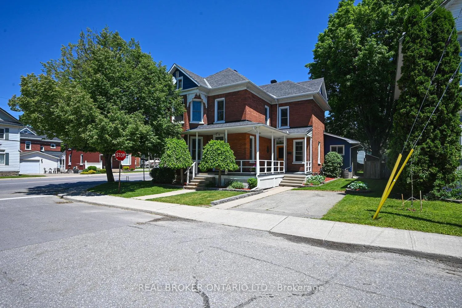 Photo 2 of 39 Mcewen Avenue, Smiths Falls — HOMEH