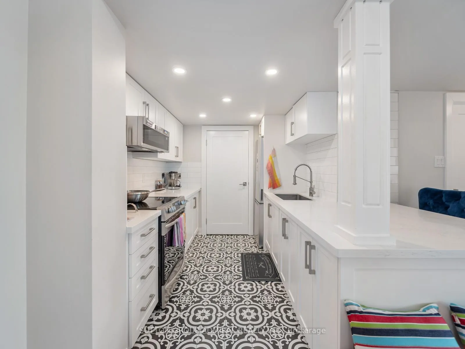 Photo 3 of Unit 401, 14924 Yonge Street, Aurora, Aurora Village — HOMEH