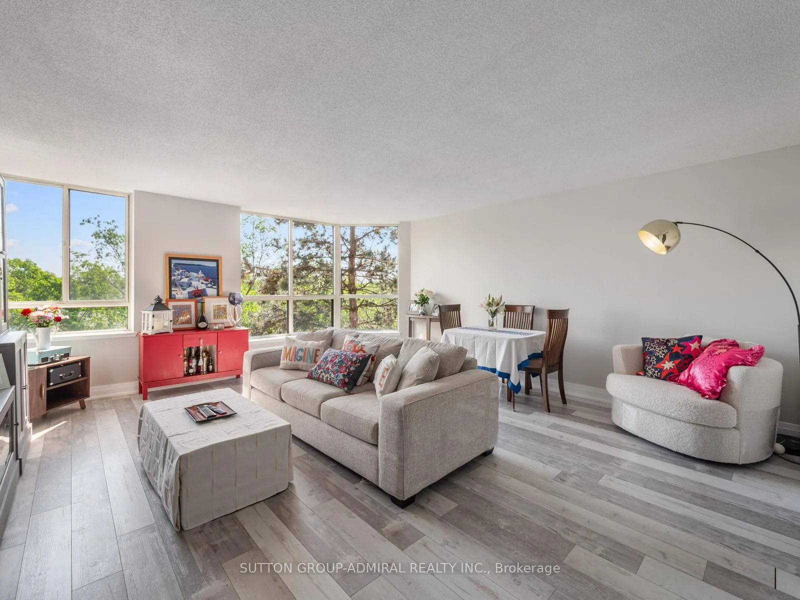 Photo 7 of Unit 401, 14924 Yonge Street, Aurora, Aurora Village — HOMEH