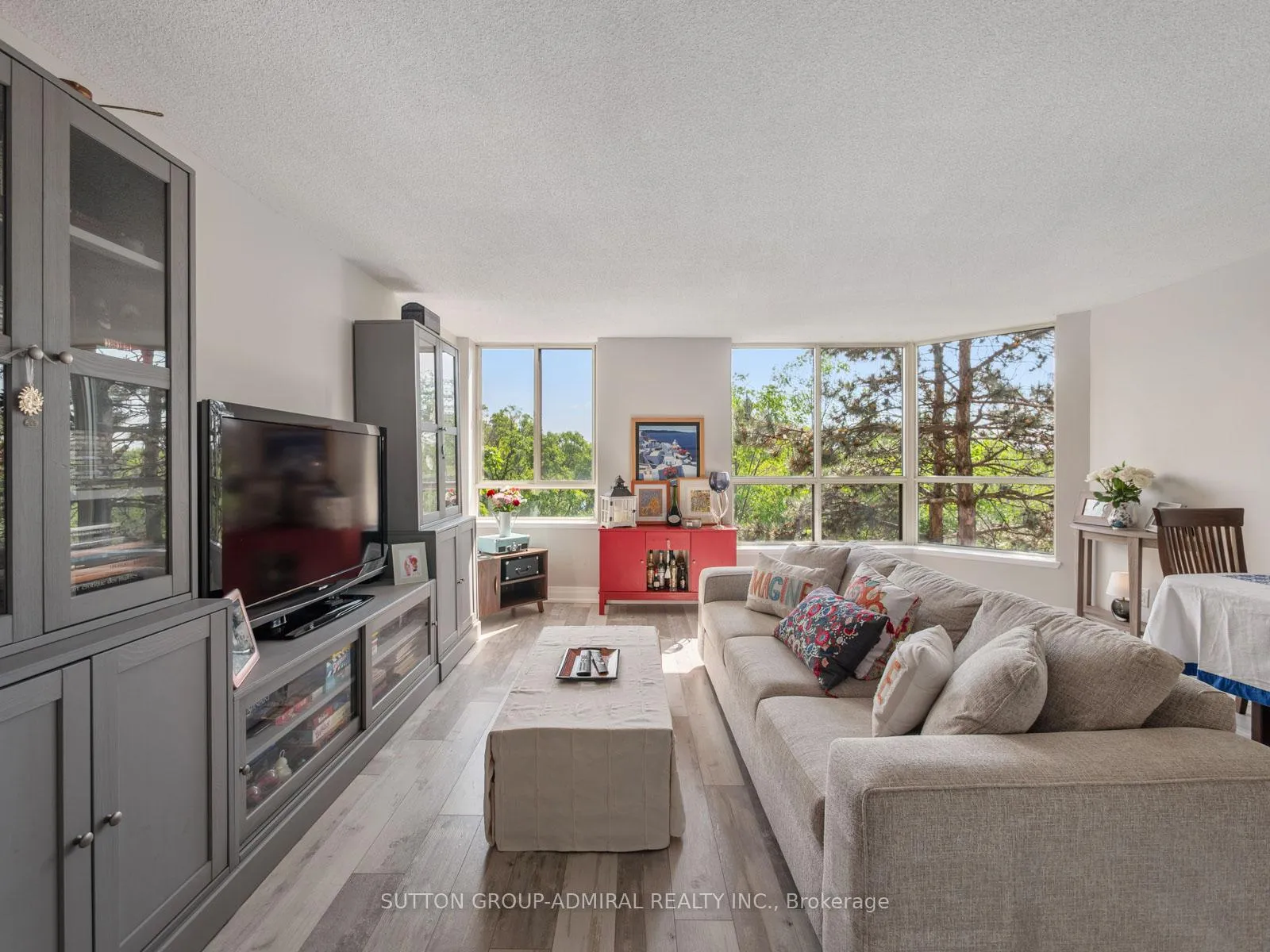 Photo 8 of Unit 401, 14924 Yonge Street, Aurora, Aurora Village — HOMEH