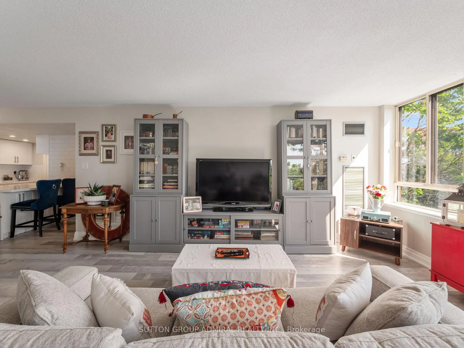 Photo 10 of Unit 401, 14924 Yonge Street, Aurora, Aurora Village — HOMEH