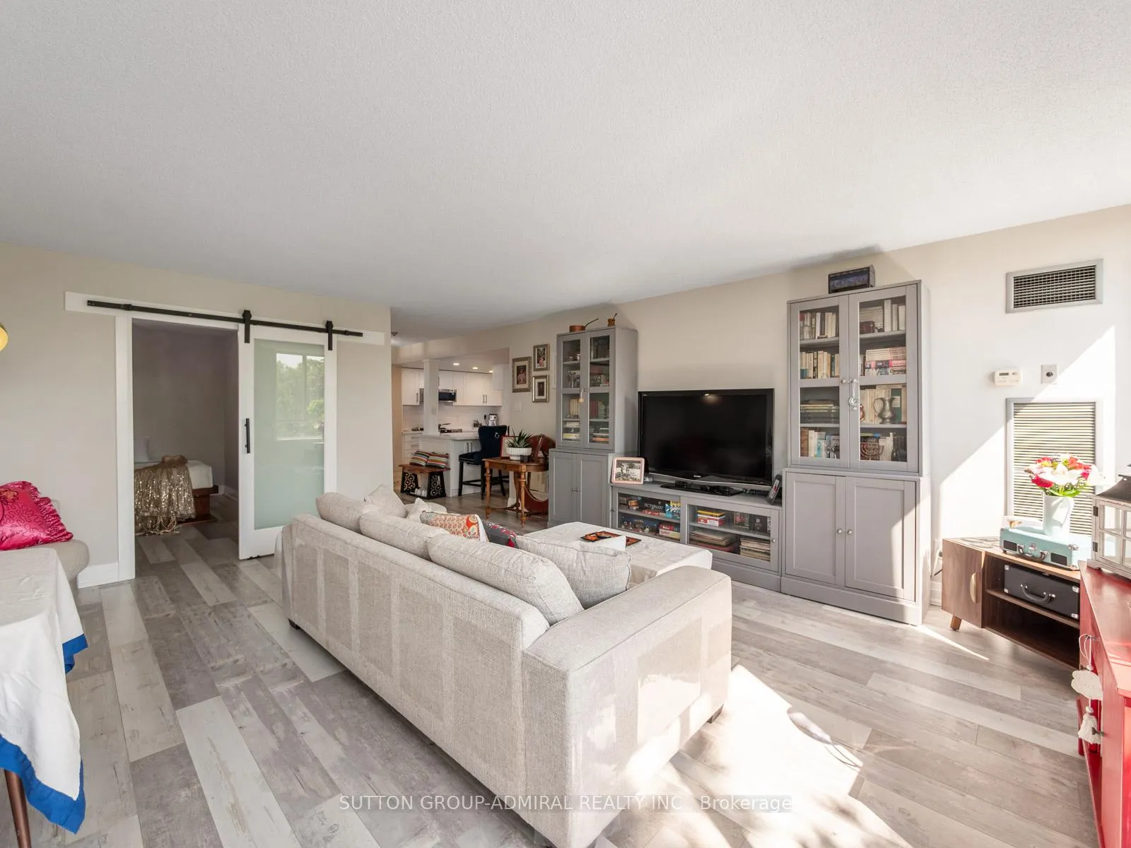 Photo 11 of Unit 401, 14924 Yonge Street, Aurora, Aurora Village — HOMEH