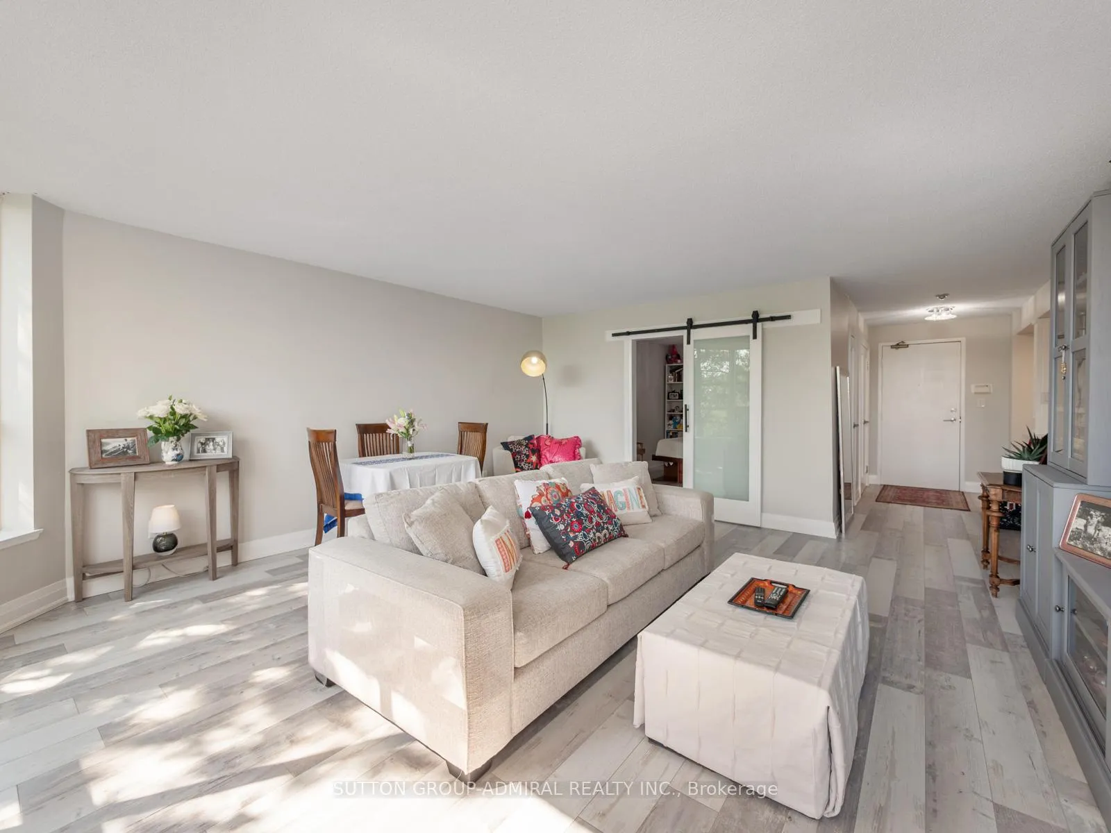 Photo 12 of Unit 401, 14924 Yonge Street, Aurora, Aurora Village — HOMEH
