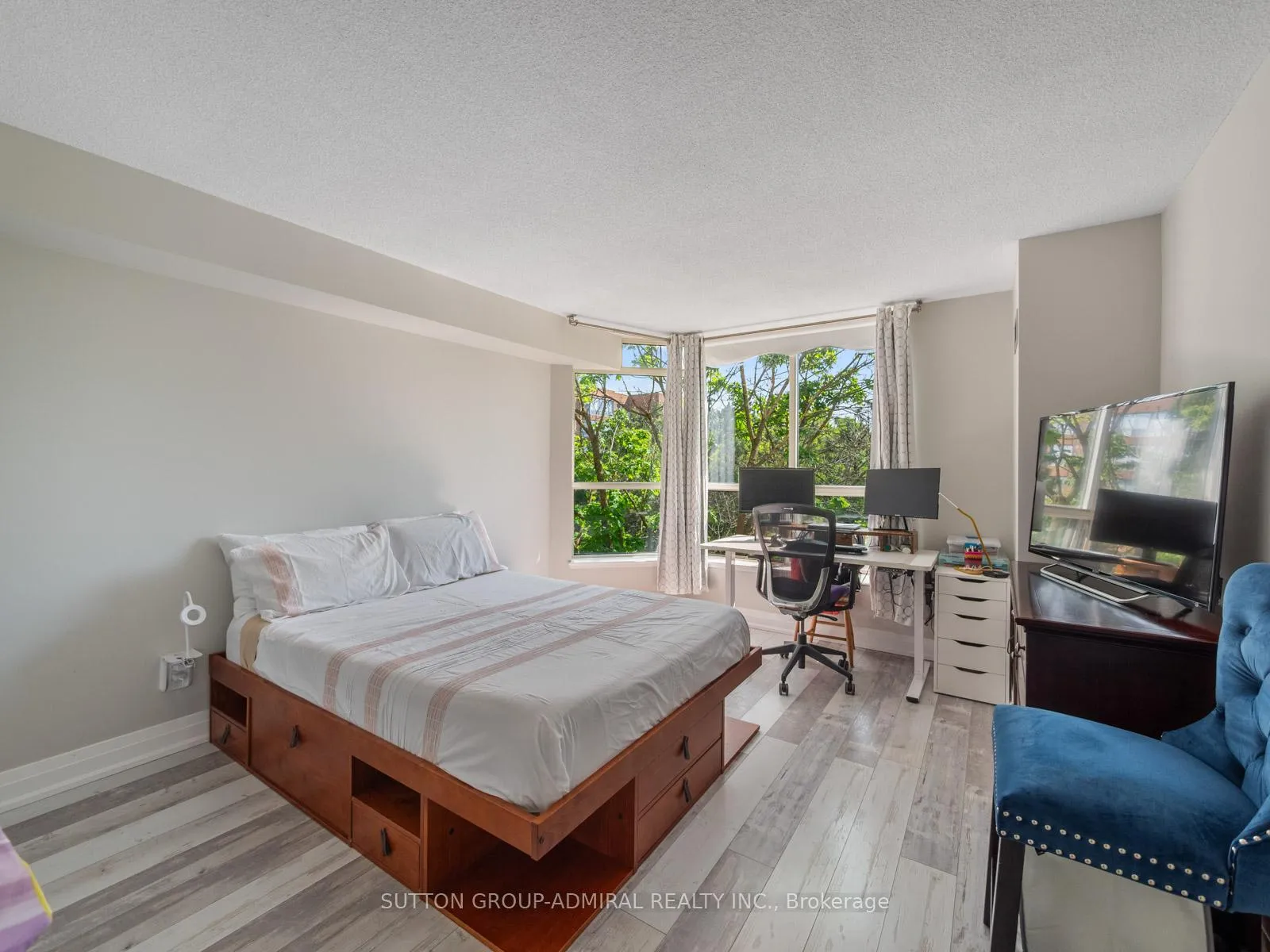 Photo 14 of Unit 401, 14924 Yonge Street, Aurora, Aurora Village — HOMEH