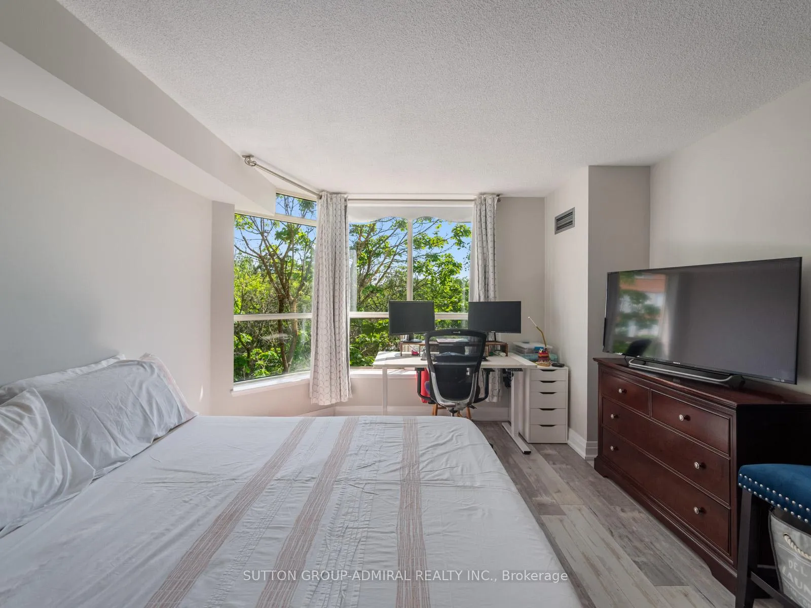 Photo 15 of Unit 401, 14924 Yonge Street, Aurora, Aurora Village — HOMEH