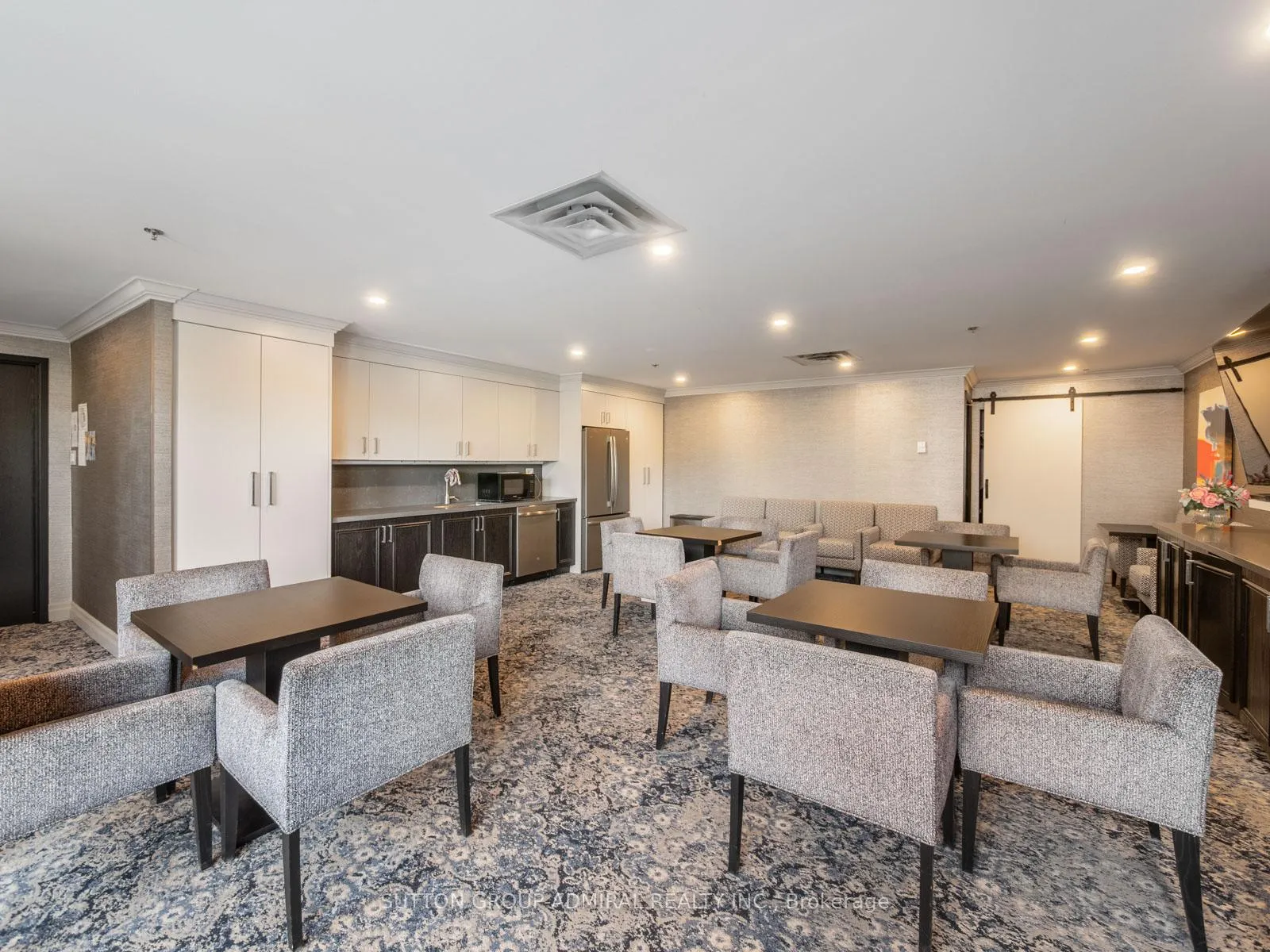 Photo 23 of Unit 401, 14924 Yonge Street, Aurora, Aurora Village — HOMEH