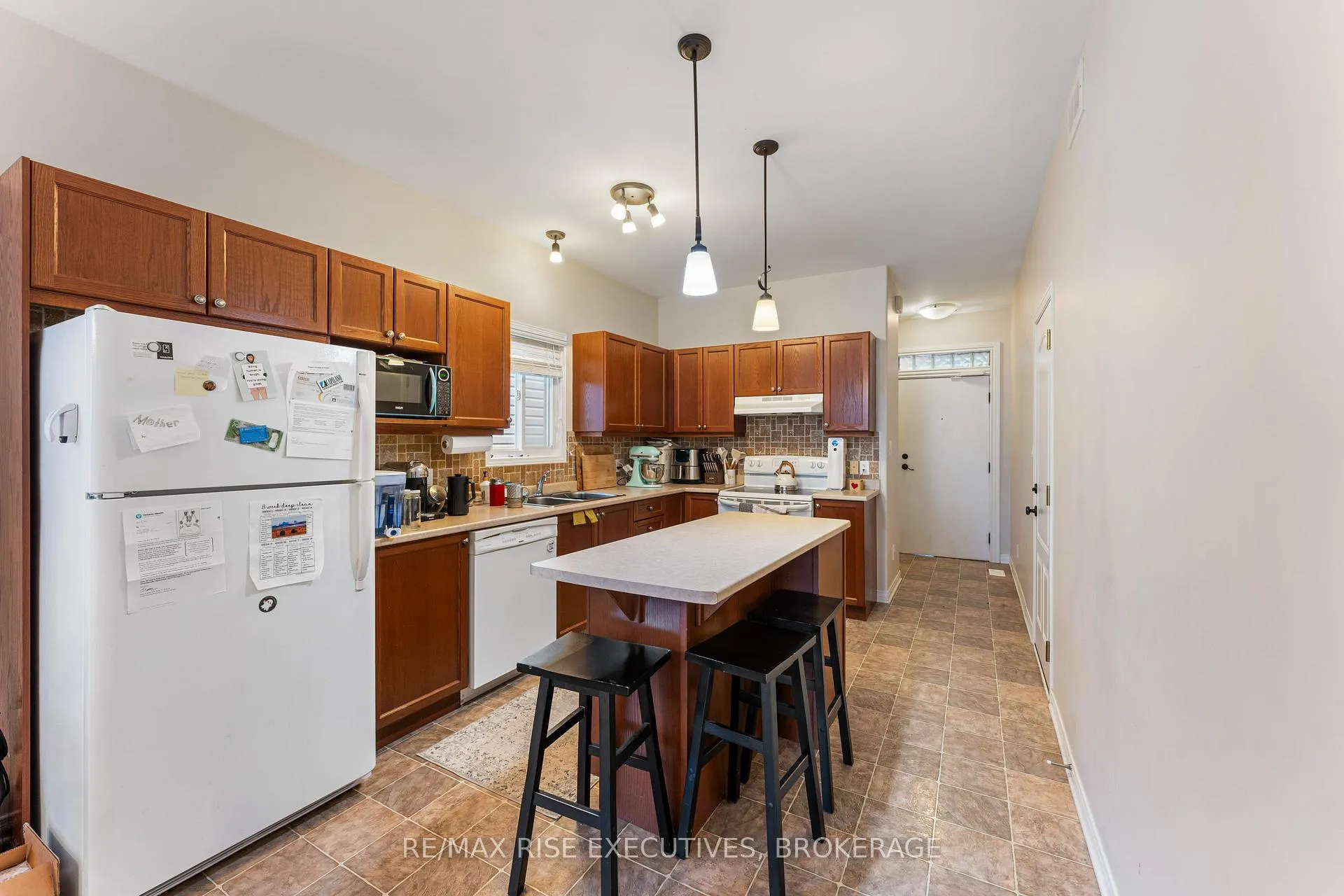 Photo 8 of 639 Walters Street, Kingston, Kingston East (Incl Barret Crt) — HOMEH