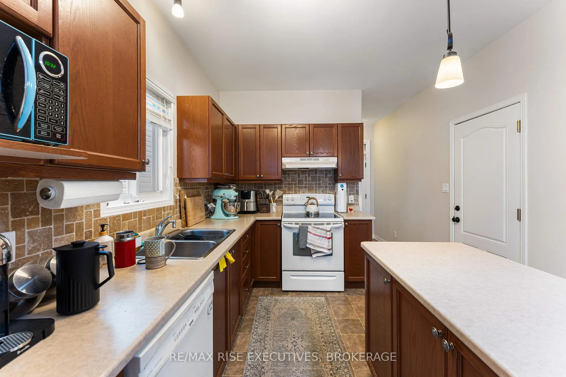 Photo 9 of 639 Walters Street, Kingston, Kingston East (Incl Barret Crt) — HOMEH