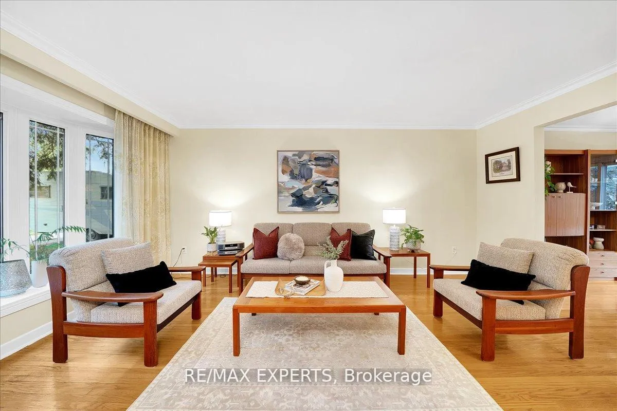 Photo 7 of 239 Mill Road, Etobicoke, Markland Wood — HOMEH