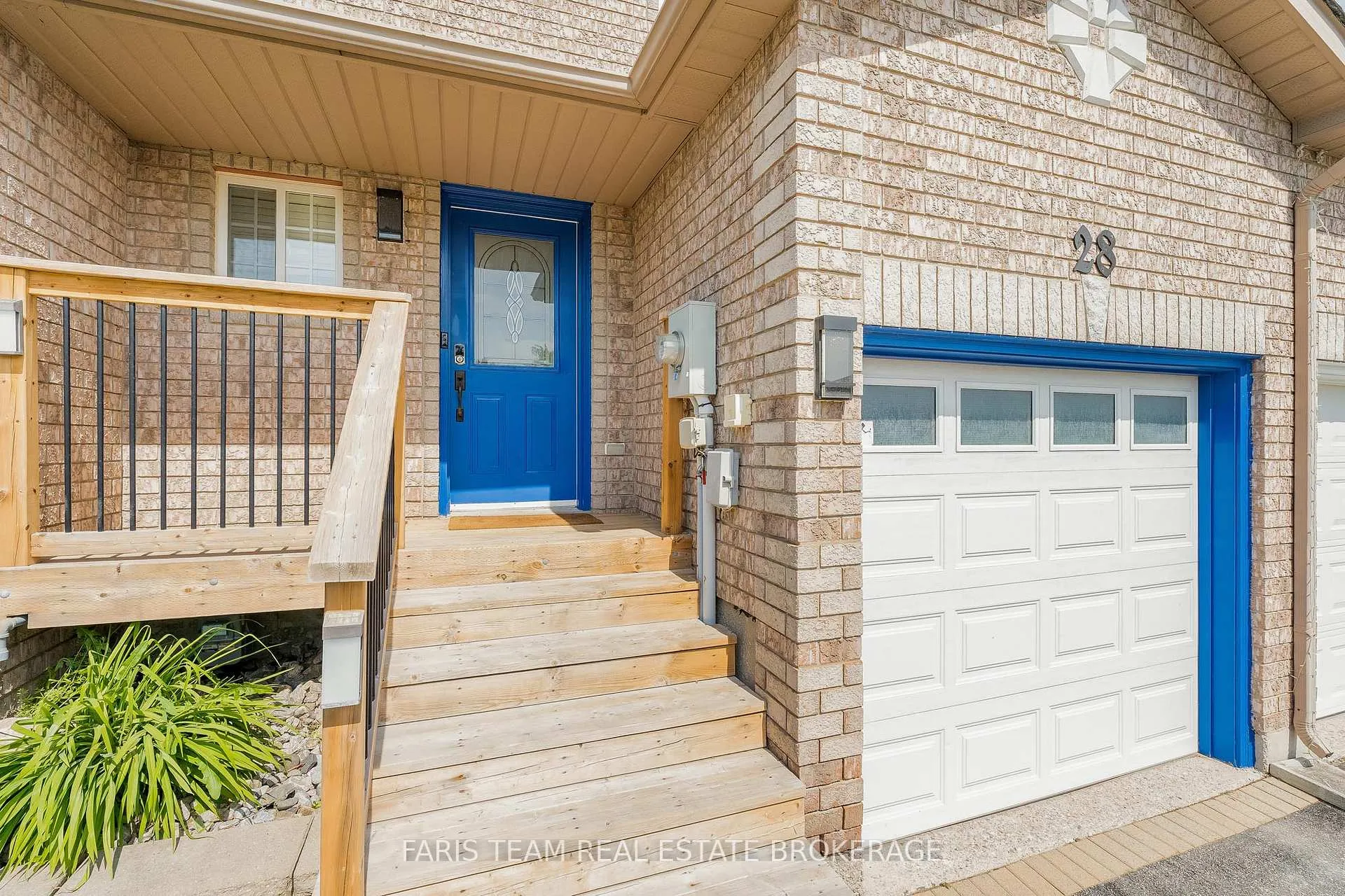 Photo 3 of 28 Raymond Crescent, Barrie, Painswick South — HOMEH