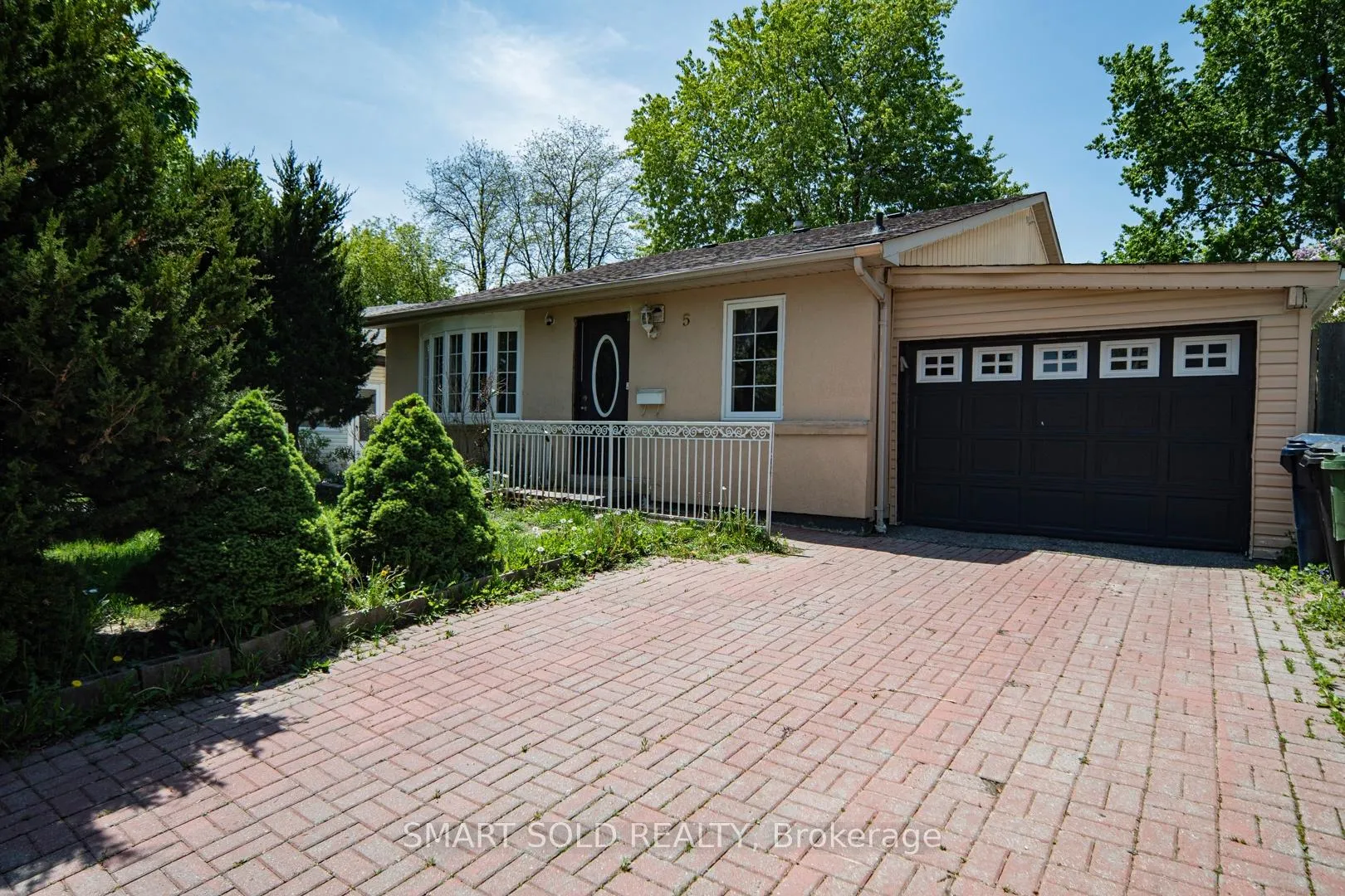 Front of 5 Horseley hill Drive E