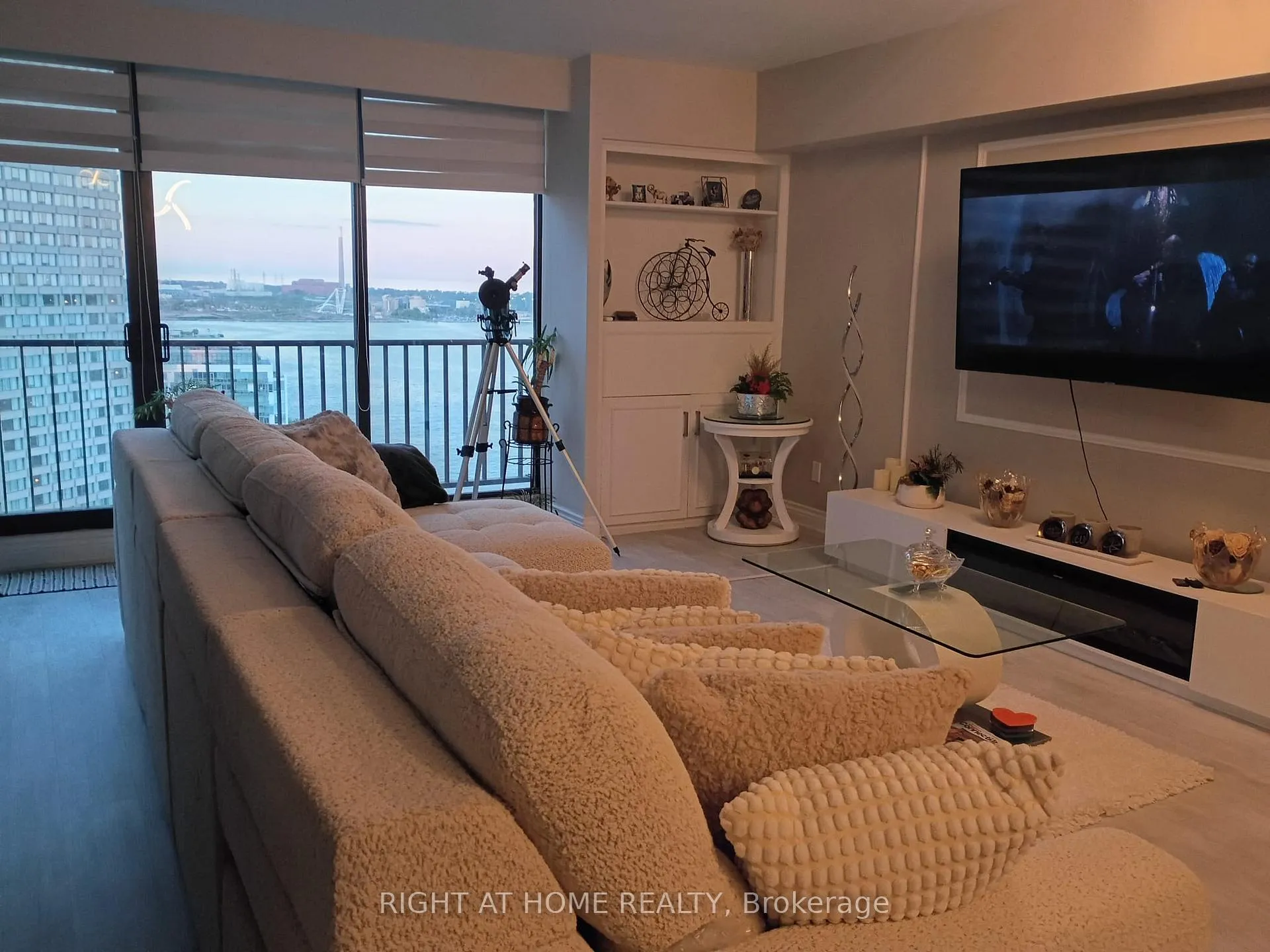 Photo 4 of Unit 2407, 33 Harbour Square, Toronto, Waterfront Communities — HOMEH
