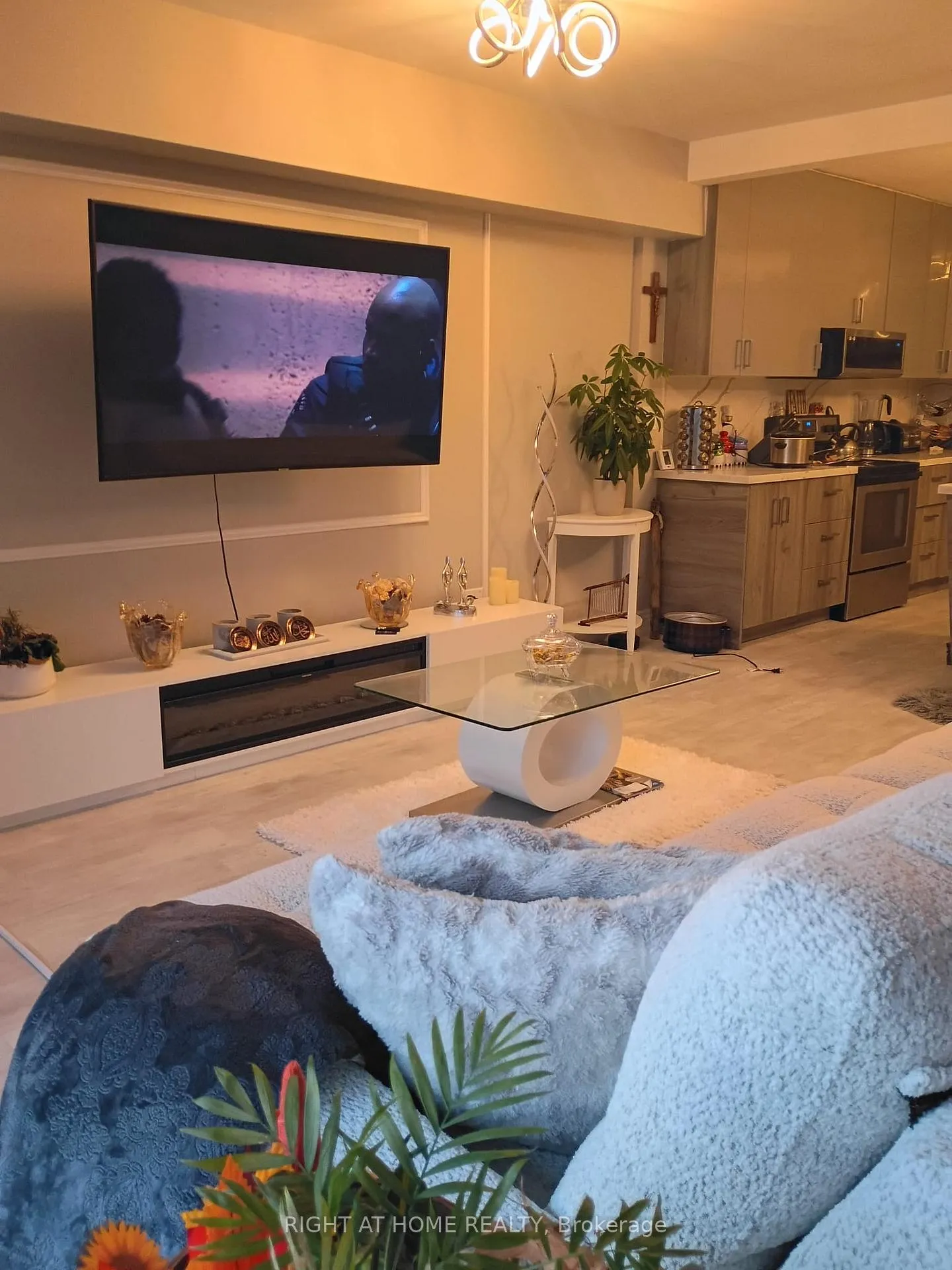 Photo 5 of Unit 2407, 33 Harbour Square, Toronto, Waterfront Communities — HOMEH