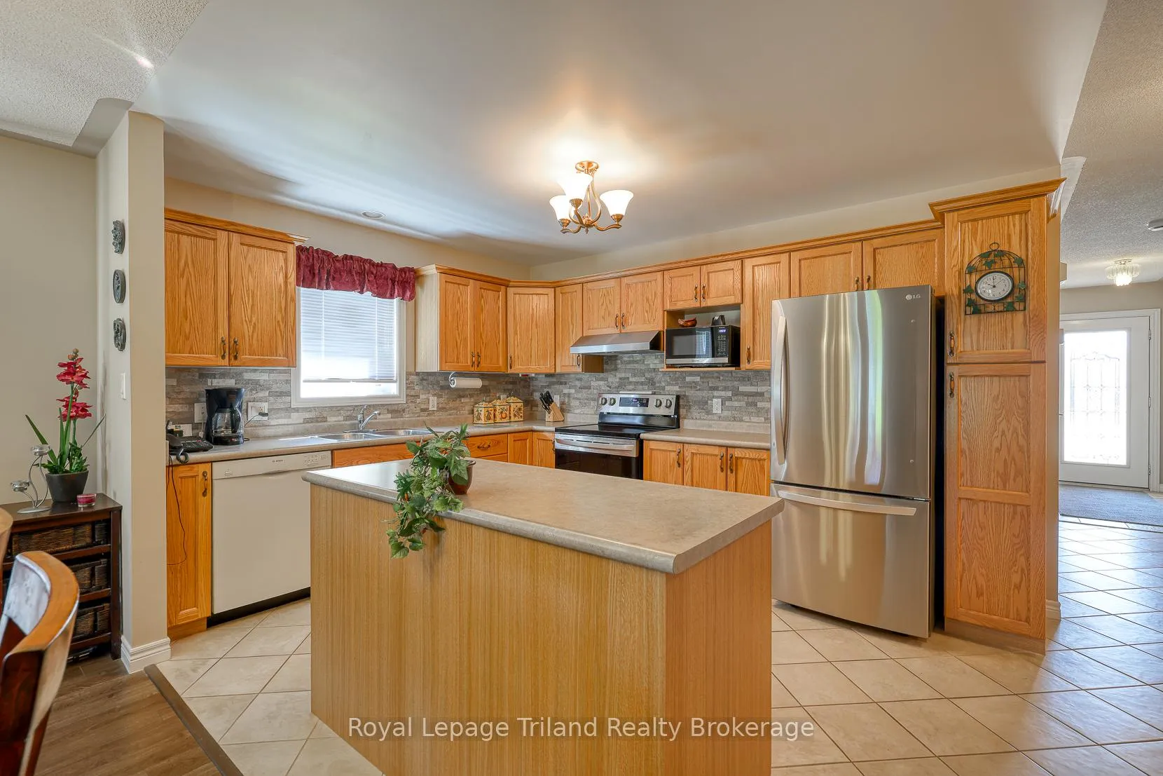 Photo 8 of 121 Weston Drive, Tillsonburg — HOMEH