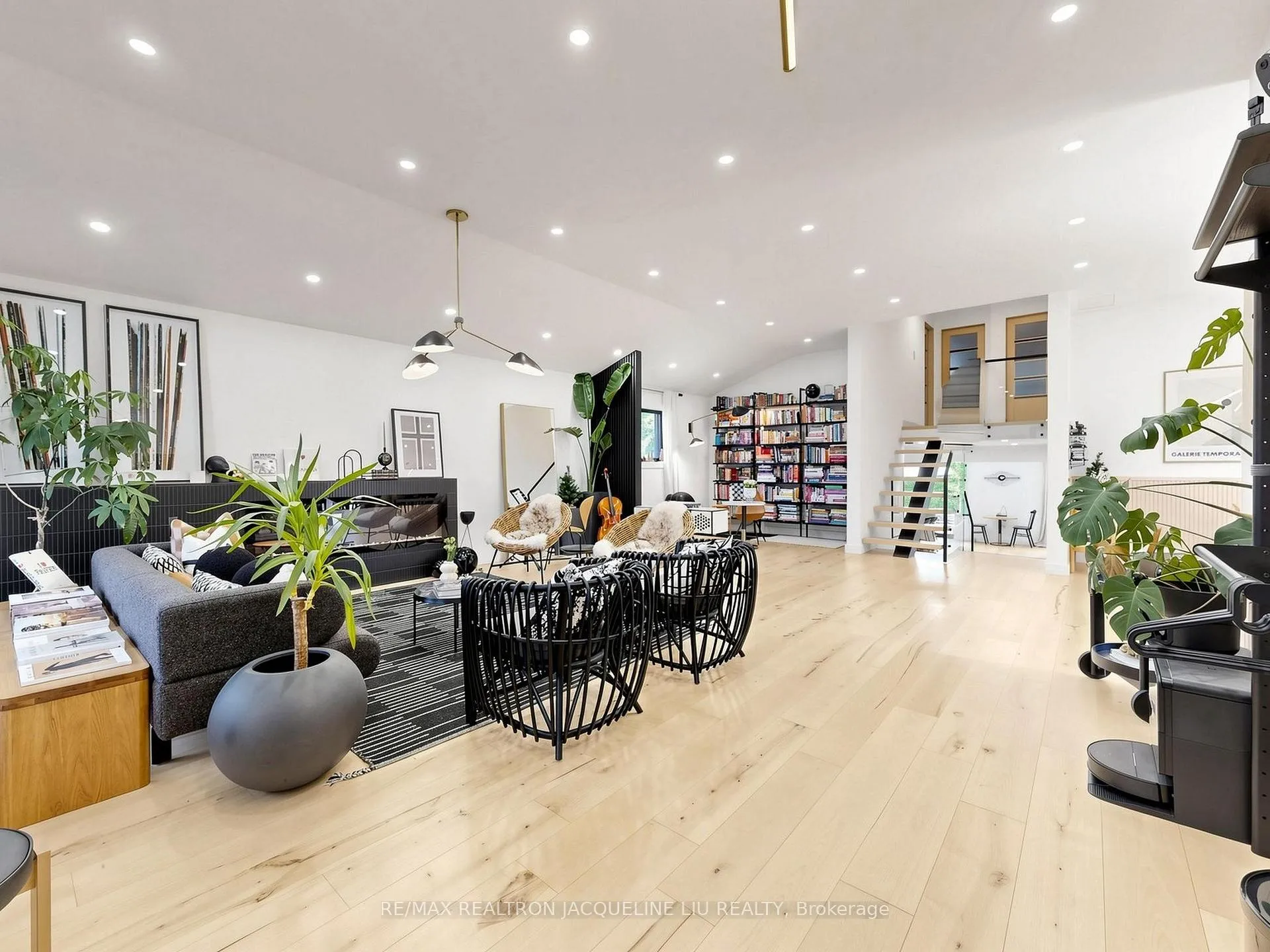 Photo 4 of 11 Kamloops Drive, North York, Pleasant View — HOMEH