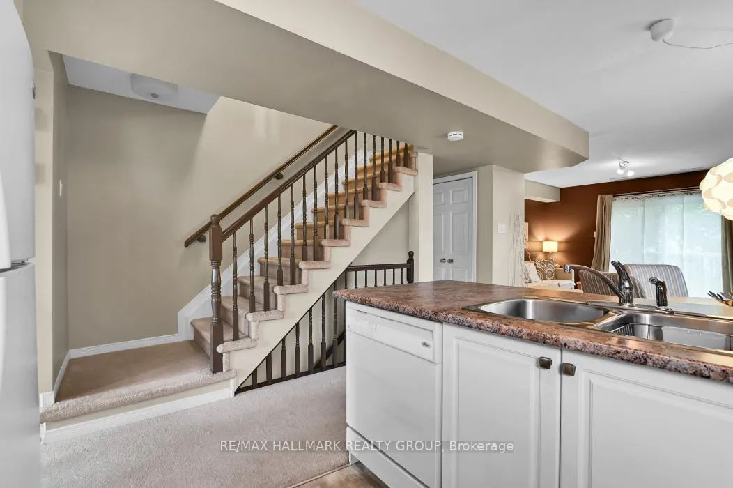 Photo 17 of 39 Strathaven Private, Ottawa, Cyrville — HOMEH