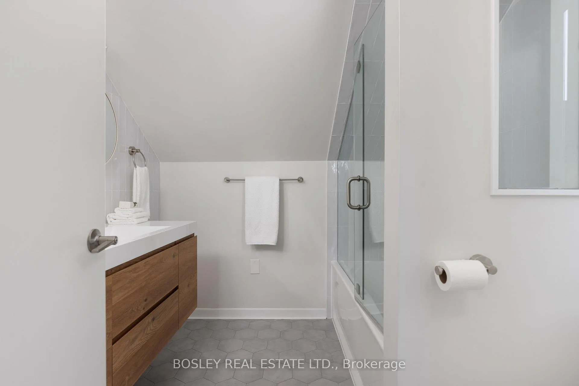 Photo 26 of 249 Gainsborough Road, Toronto, Woodbine Corridor — HOMEH