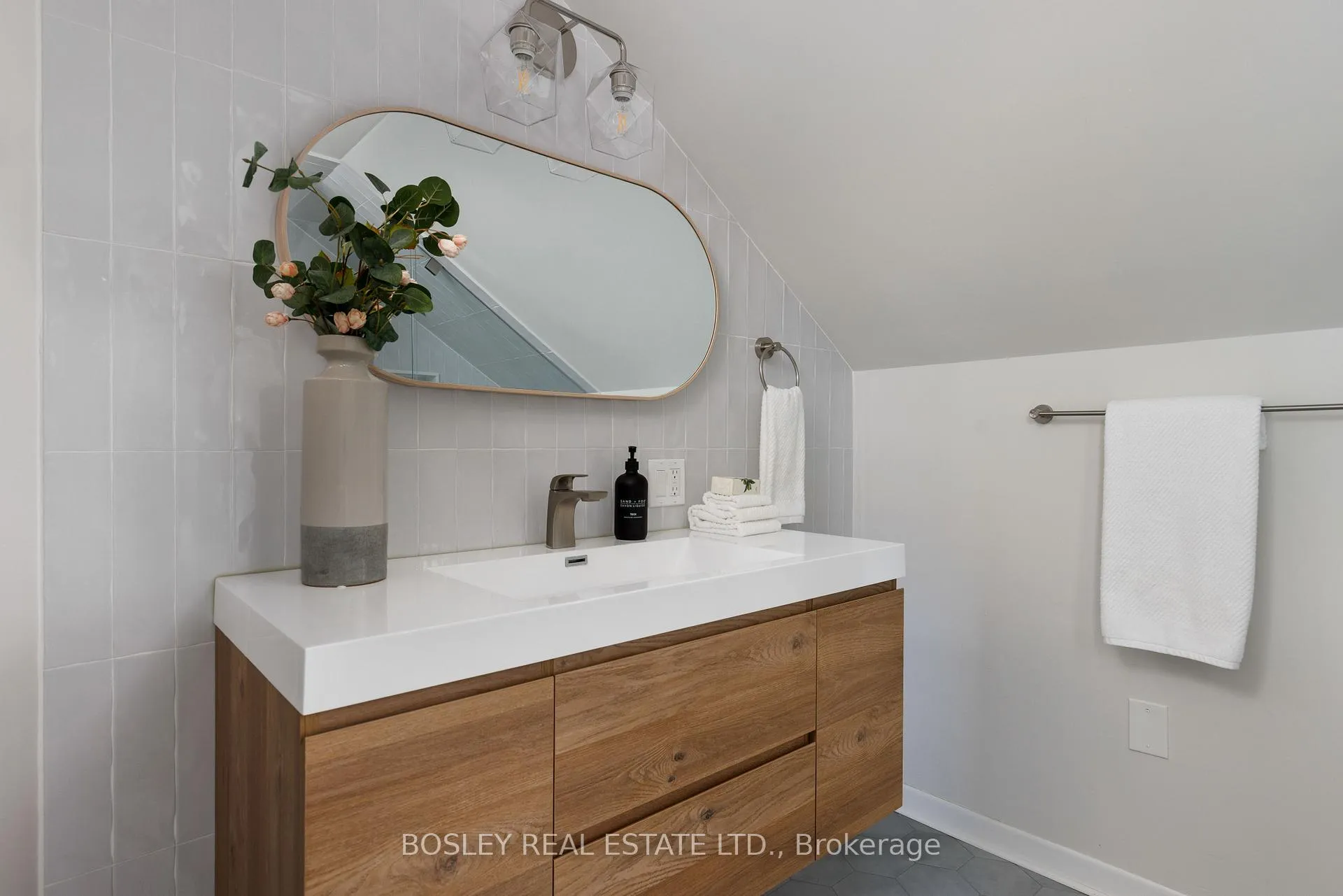 Photo 27 of 249 Gainsborough Road, Toronto, Woodbine Corridor — HOMEH