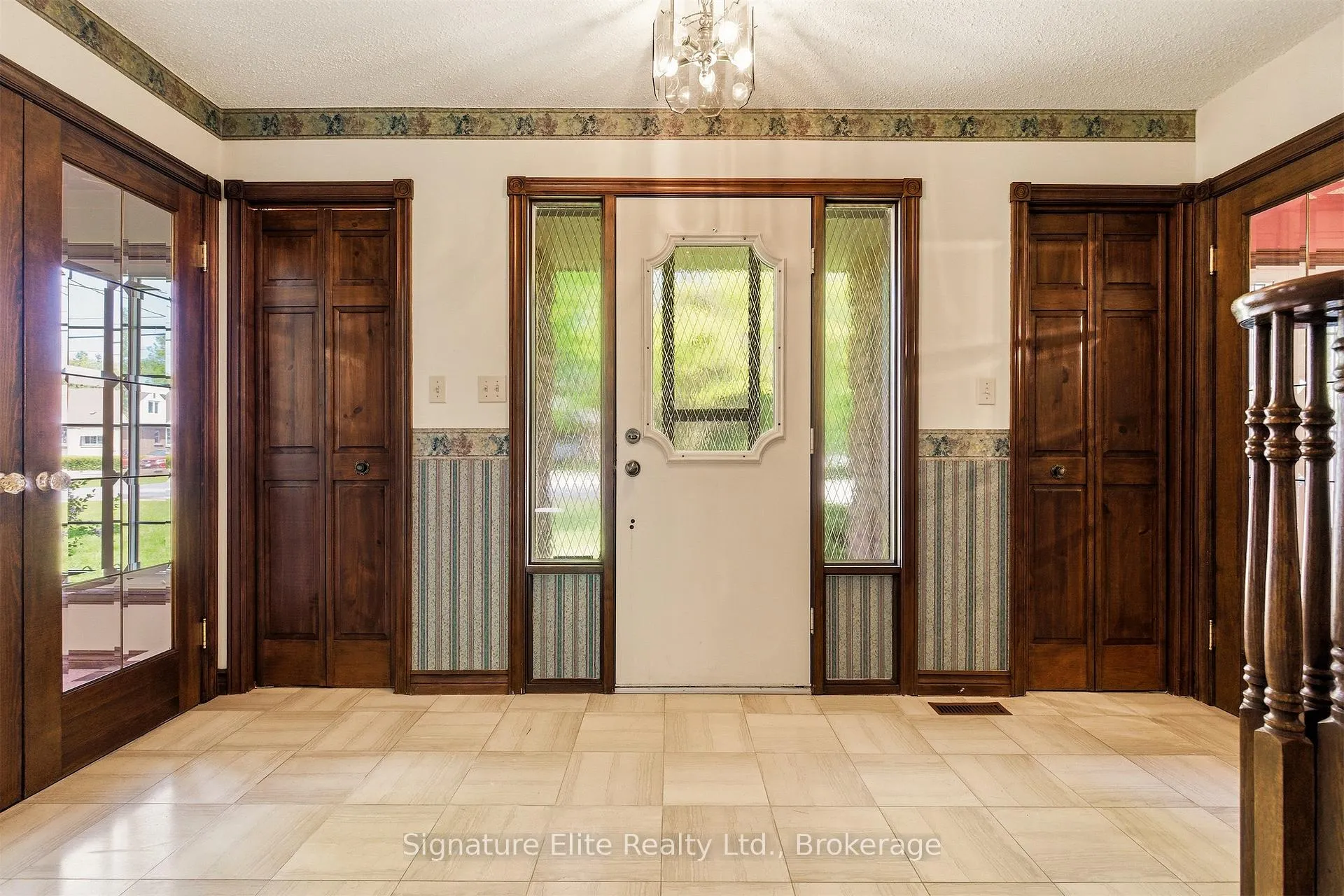 Photo 3 of 302 Parkside Drive, Hamilton, Waterdown — HOMEH