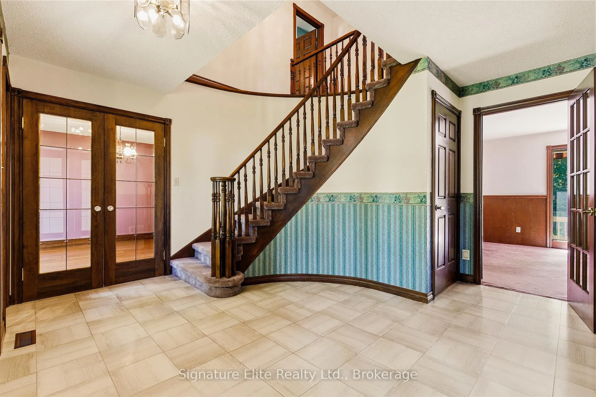 Photo 4 of 302 Parkside Drive, Hamilton, Waterdown — HOMEH