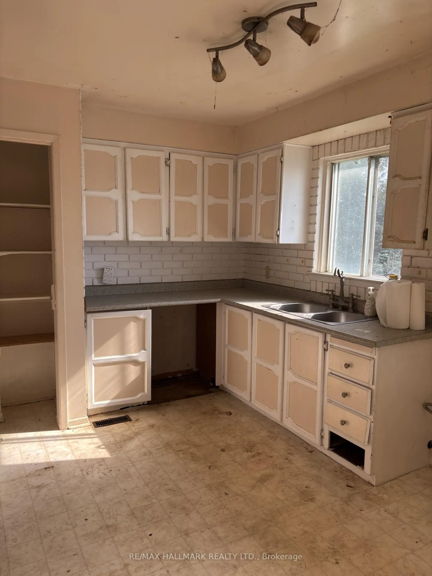 Photo 3 of 104 Doreen Crescent, Clarington, Bowmanville — HOMEH