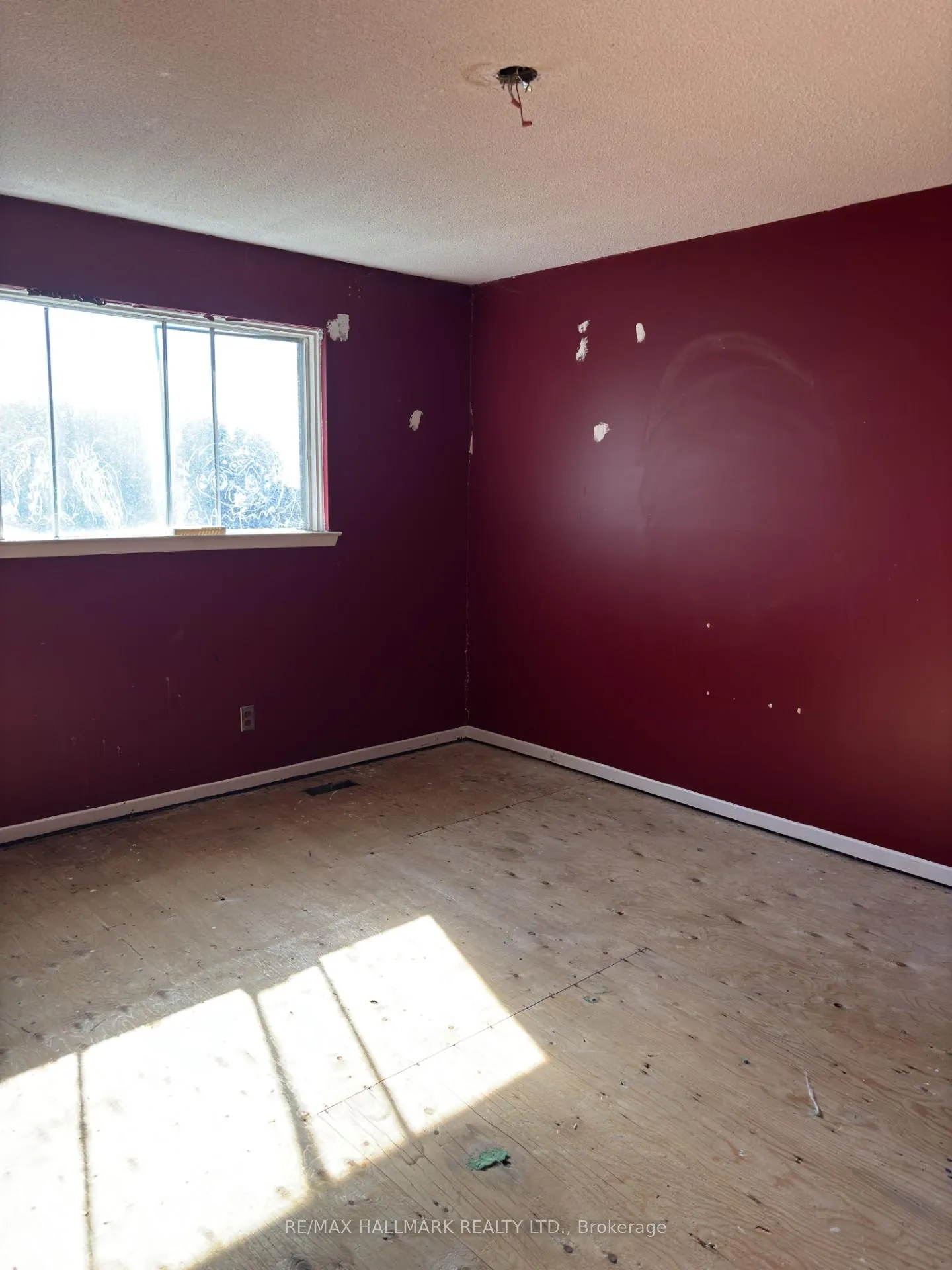 Photo 4 of 104 Doreen Crescent, Clarington, Bowmanville — HOMEH