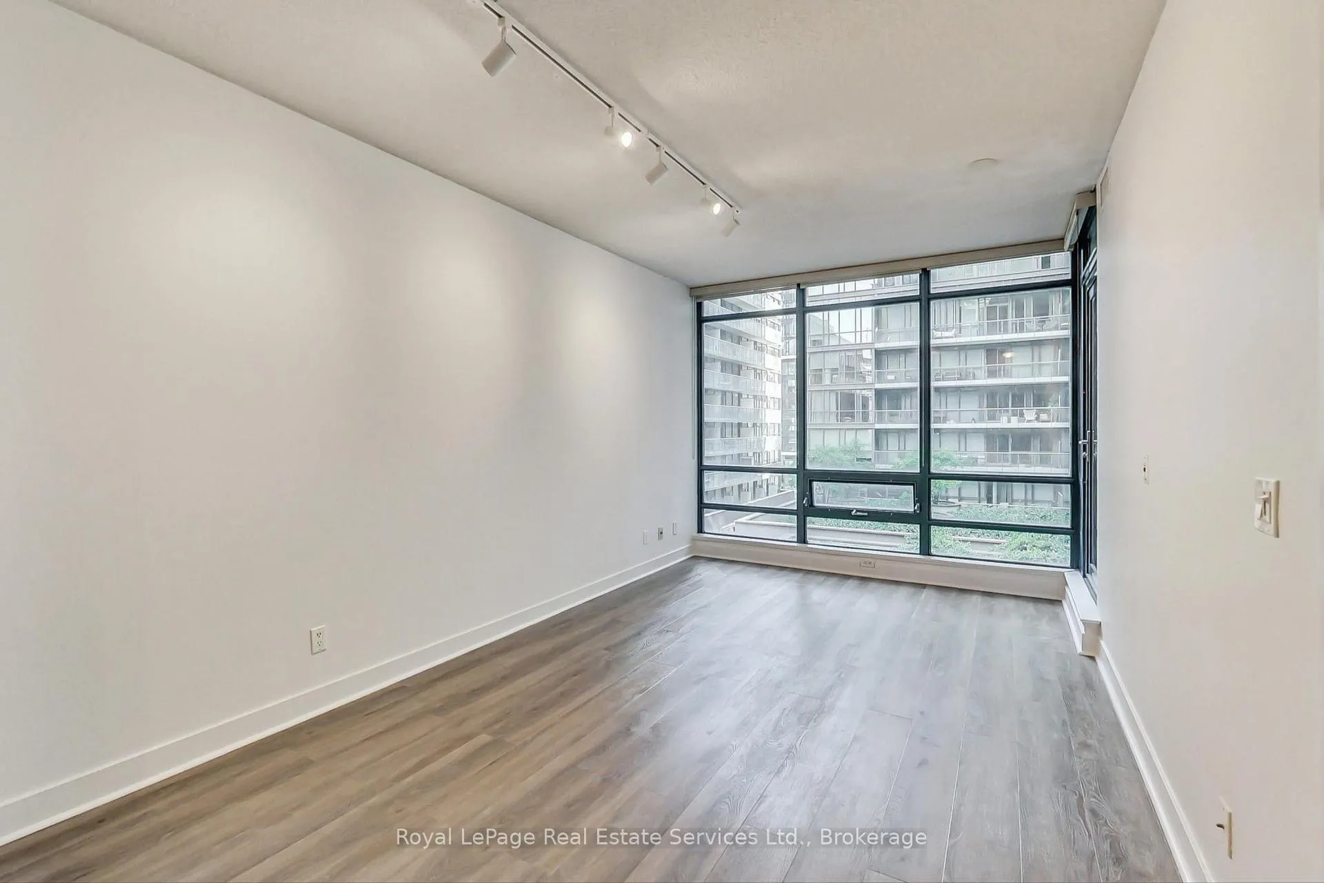 Photo 4 of Unit 402, 438 King Street W, Toronto, Waterfront Communities — HOMEH