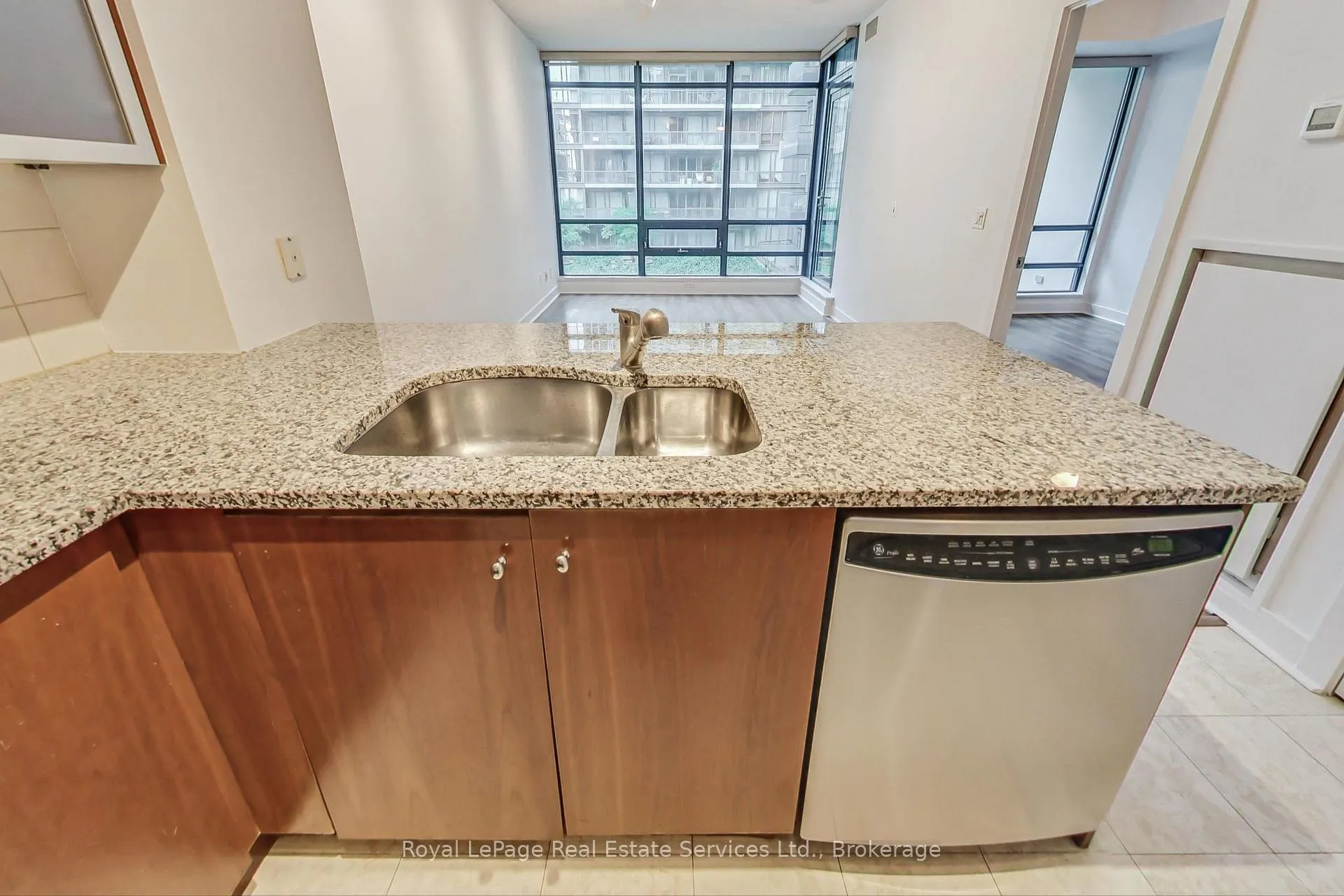 Photo 11 of Unit 402, 438 King Street W, Toronto, Waterfront Communities — HOMEH