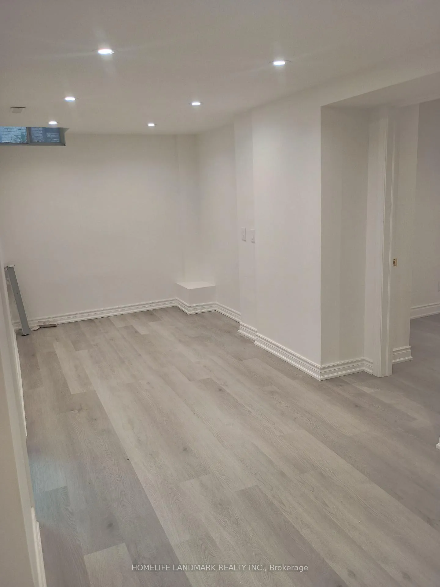 Photo 4 of 112 Holm Crescent, Markham, Aileen-Willowbrook — HOMEH