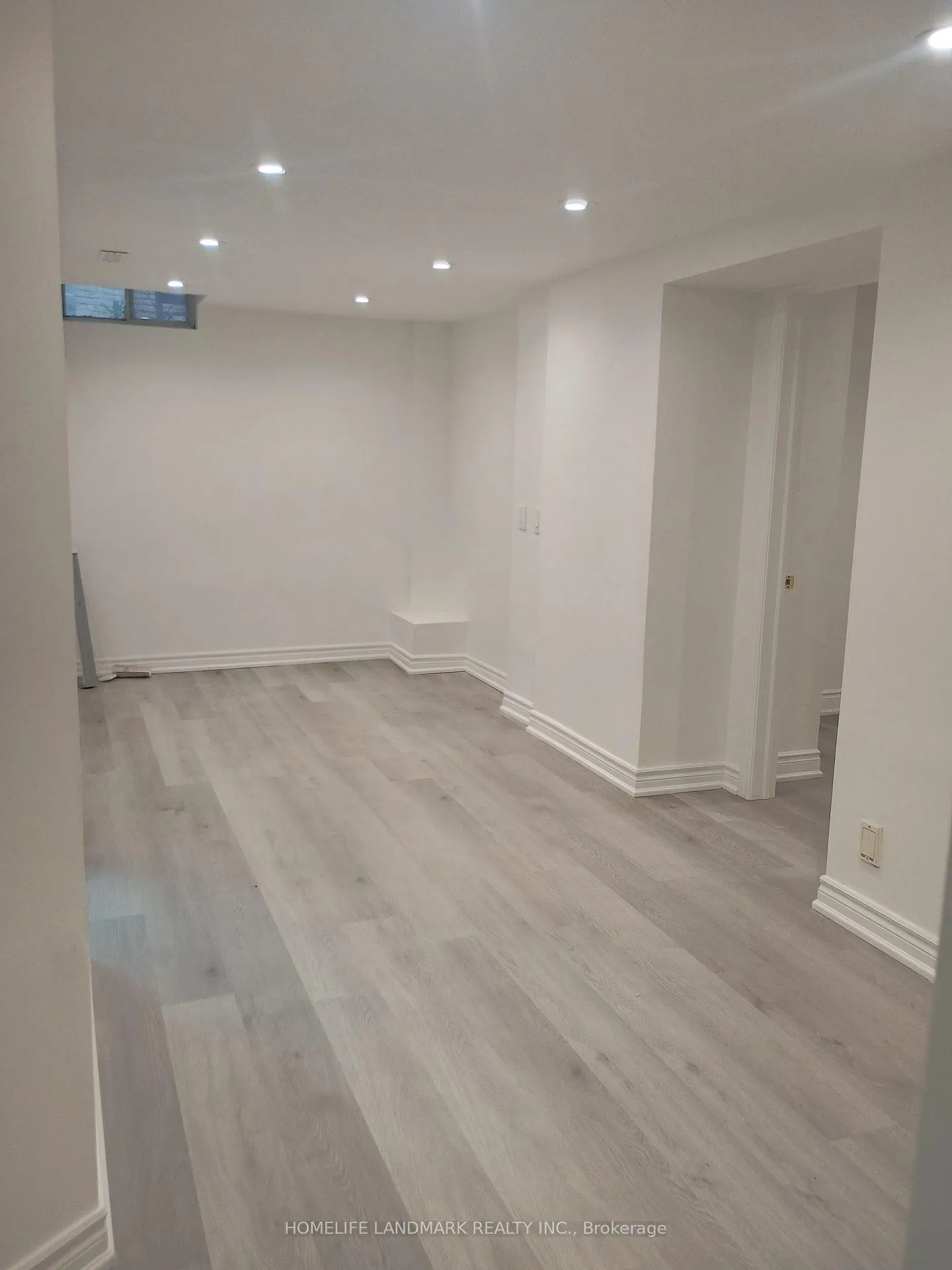 Photo 2 of 112 Holm Crescent, Markham, Aileen-Willowbrook — HOMEH