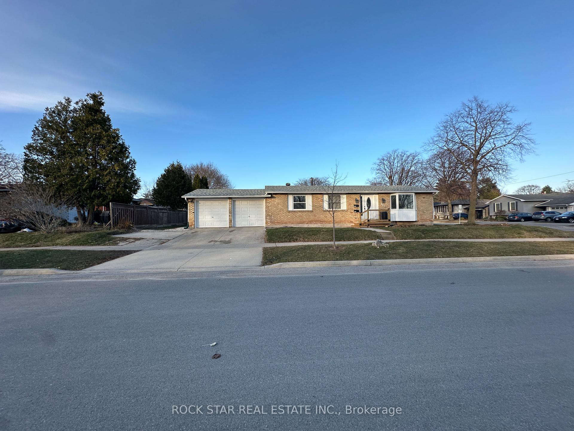 Photo 32 of Unit (LOWER), 631 Maclaren Drive, Burlington, Roseland — HOMEH