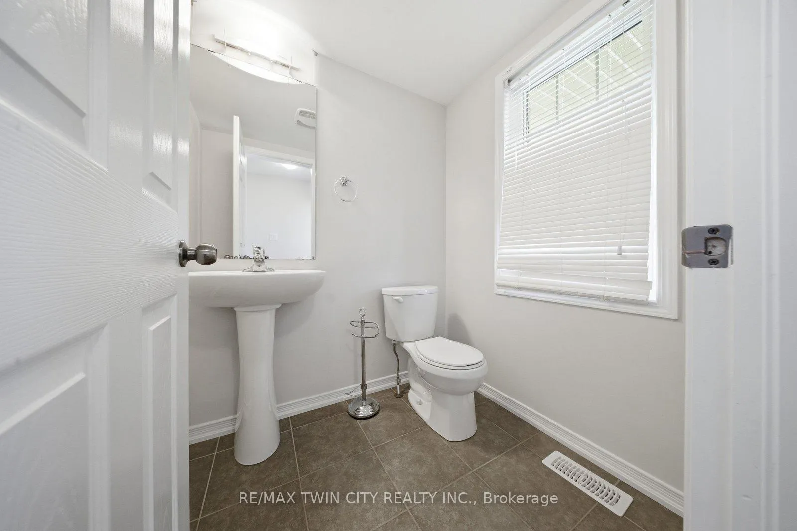 Photo 14 of 99 Warner Lane S, Brantford — HOMEH