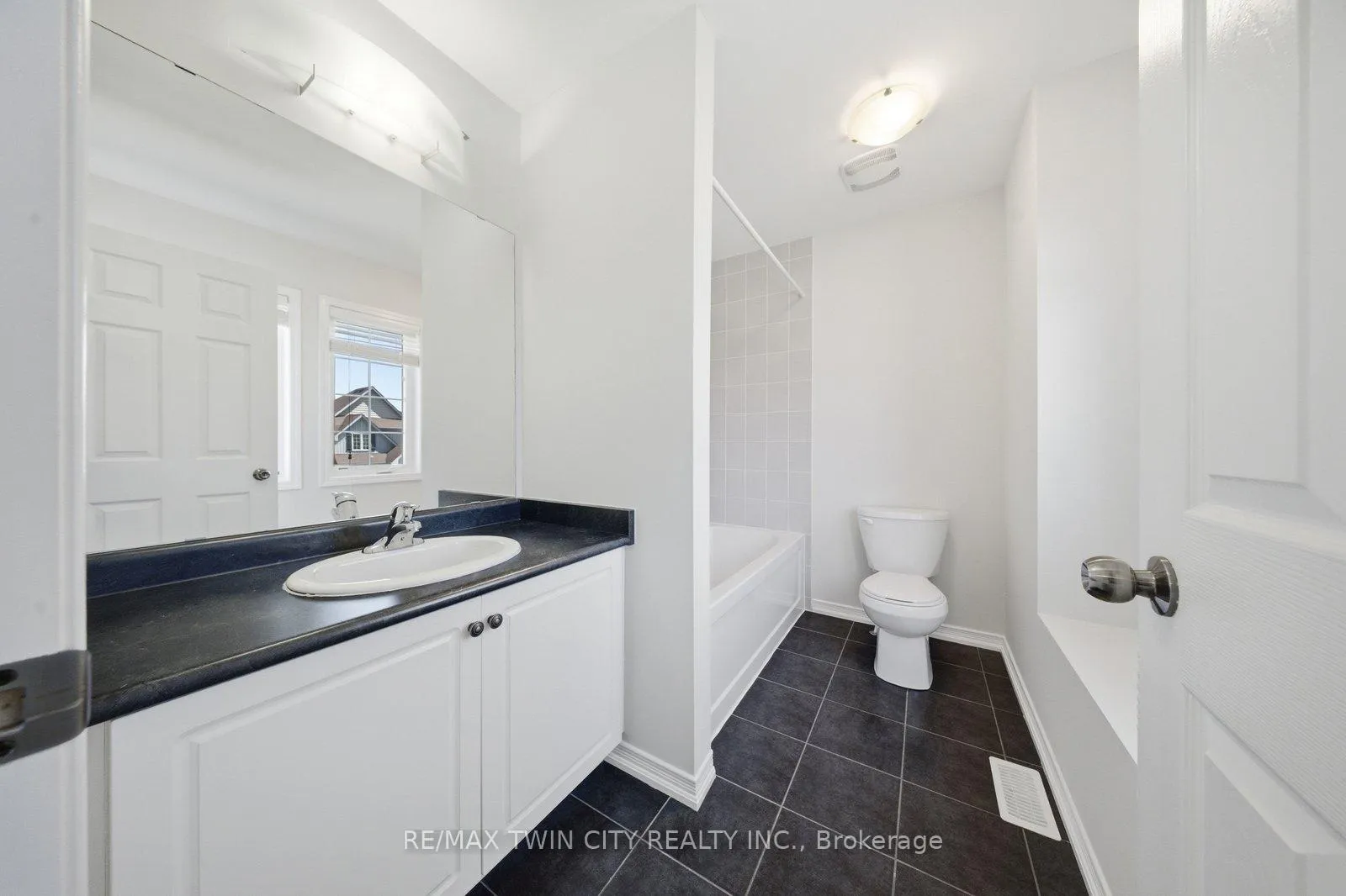 Photo 18 of 99 Warner Lane S, Brantford — HOMEH