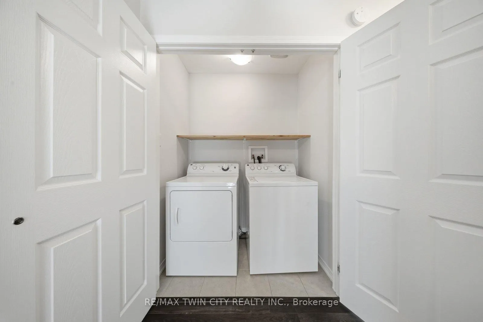 Photo 22 of 99 Warner Lane S, Brantford — HOMEH
