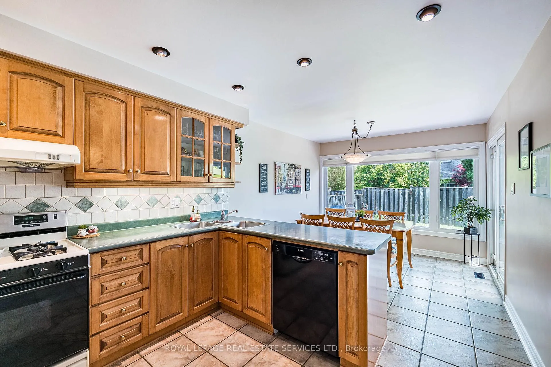 Photo 14 of 19 Newgreen Crescent, Brampton, Westgate — HOMEH