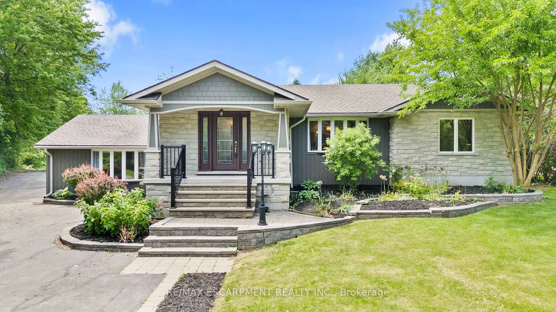 Photo 2 of 404 Hamilton Drive, Hamilton, Ancaster — HOMEH