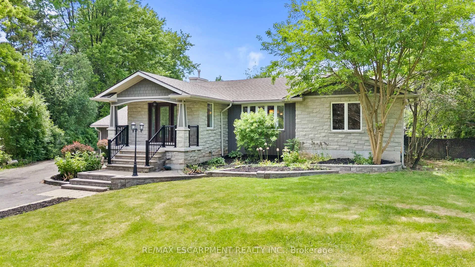 Photo 3 of 404 Hamilton Drive, Hamilton, Ancaster — HOMEH