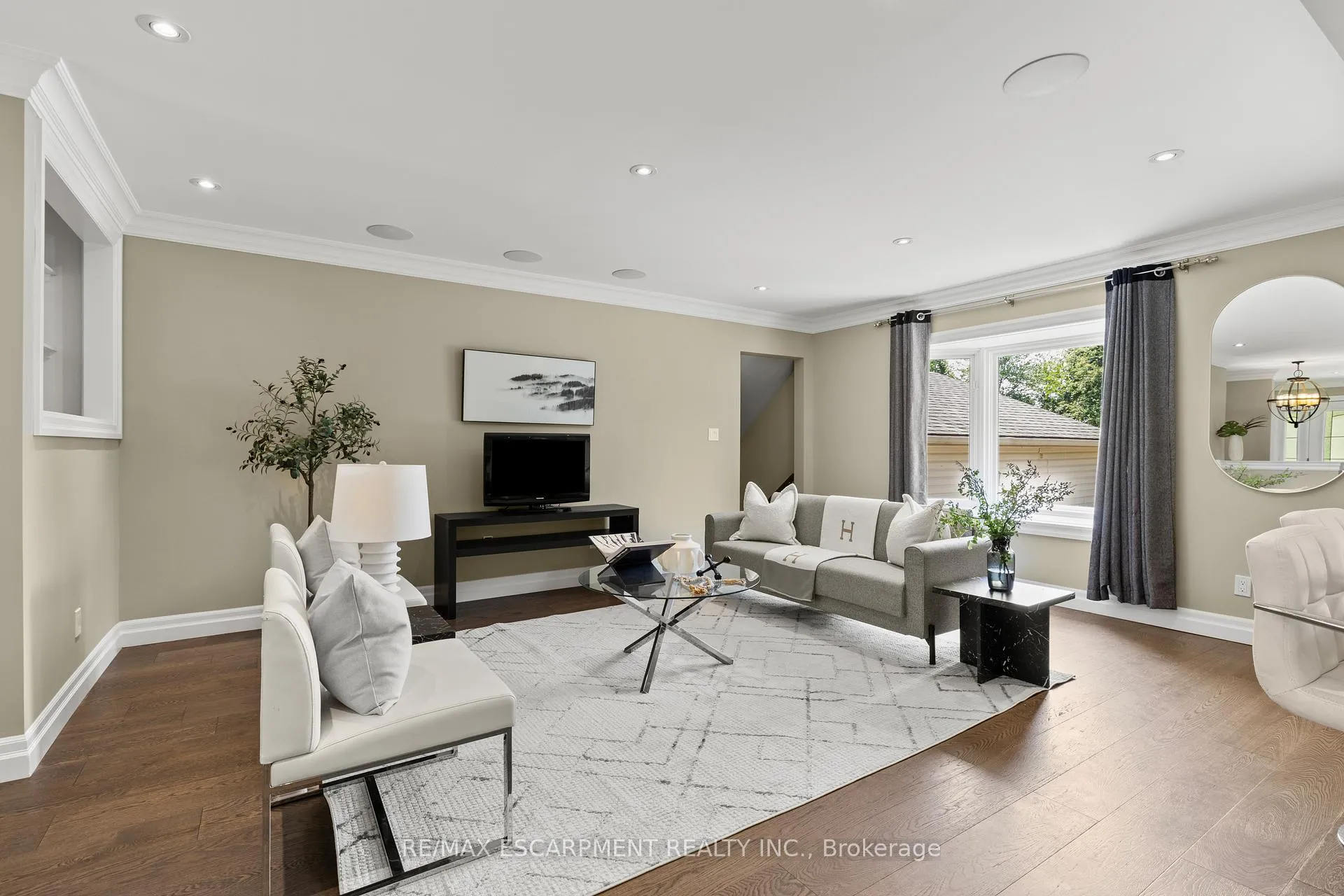 Photo 7 of 404 Hamilton Drive, Hamilton, Ancaster — HOMEH