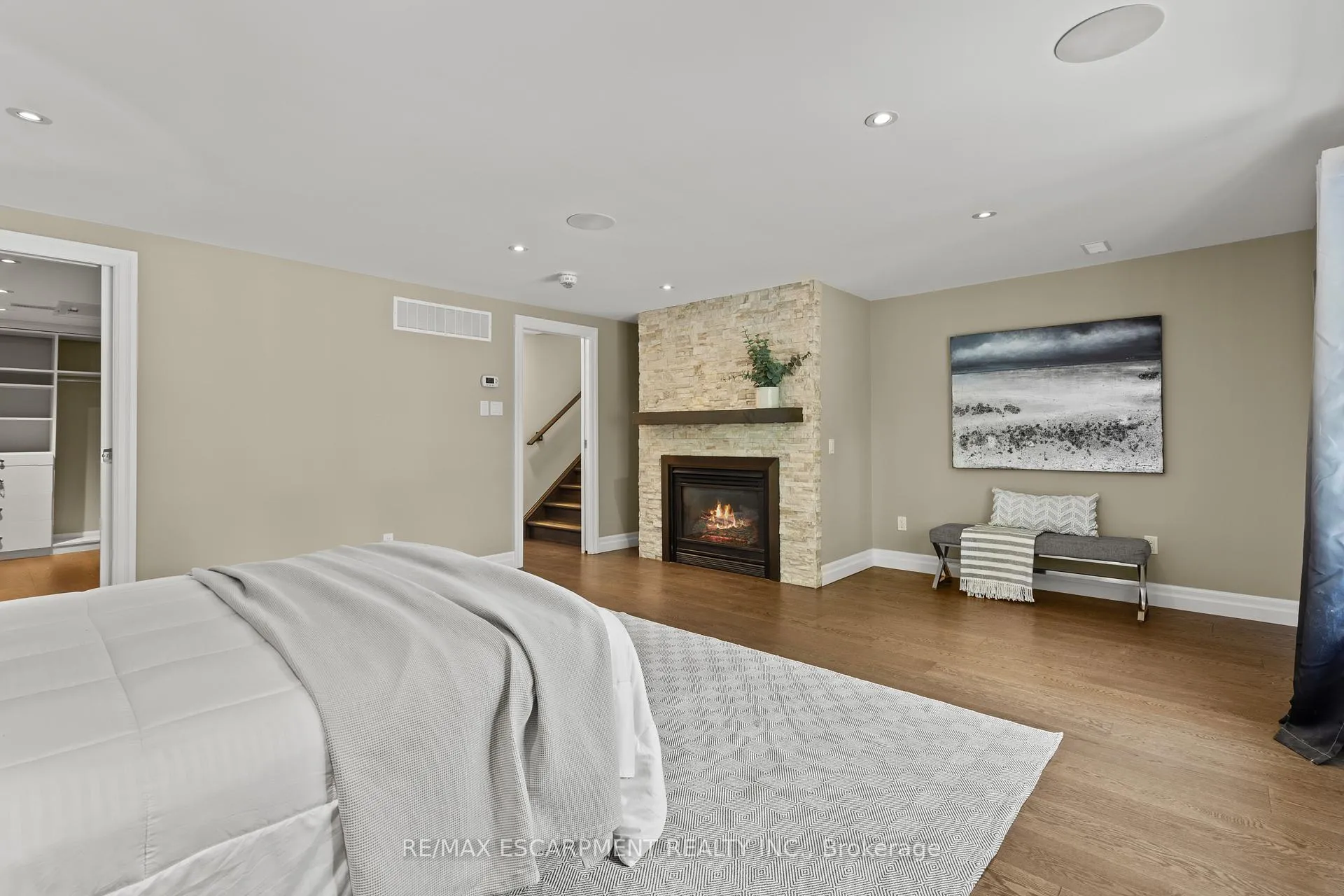 Photo 16 of 404 Hamilton Drive, Hamilton, Ancaster — HOMEH