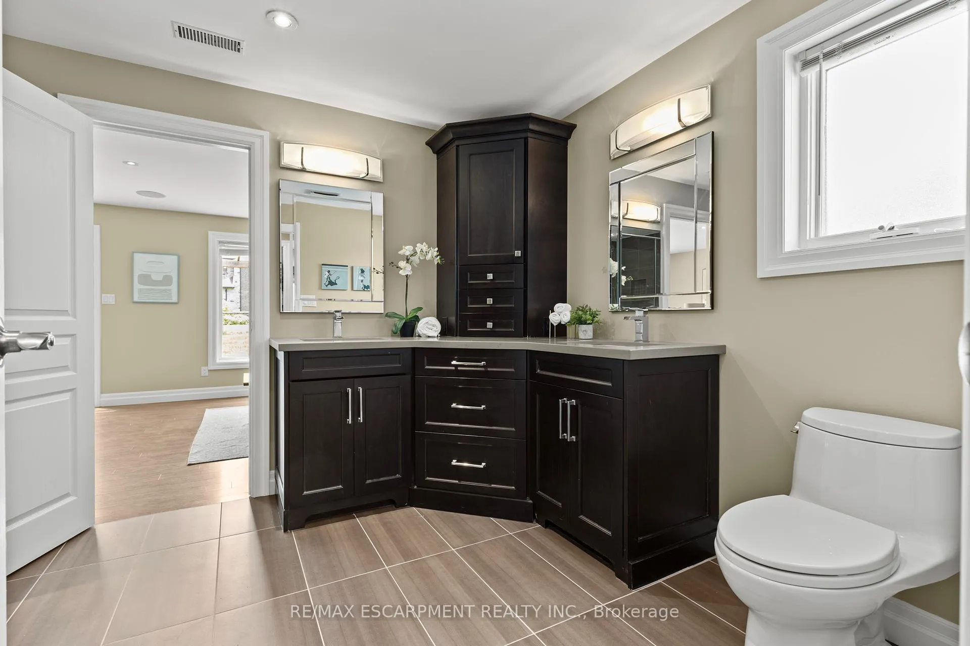Photo 18 of 404 Hamilton Drive, Hamilton, Ancaster — HOMEH