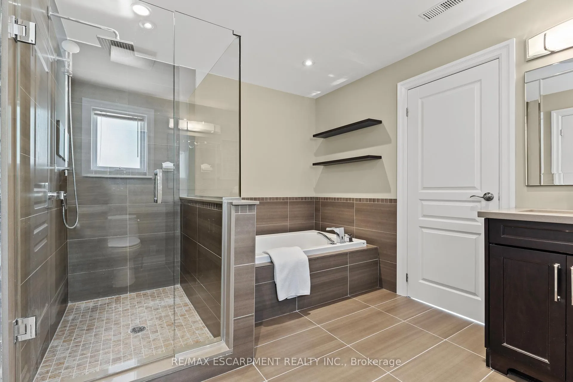 Photo 19 of 404 Hamilton Drive, Hamilton, Ancaster — HOMEH